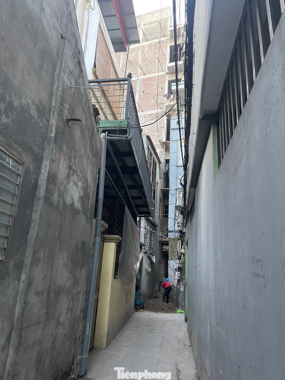 Trao đổi với Tiền Phong, Ông Nguyễn Văn Lăng, Phó Chủ tịch UBND xã Tân Triều cho biết, theo quy hoạch của TP, nhà ở riêng lẻ tại khu vực xã Tân Triều chỉ được cấp phép xây 5 tầng và 1 tum. Tuy nhiên, tất cả các công trình vừa nêu đều đang xây dựng đến ít nhất tầng thứ 7 chưa kể tum.