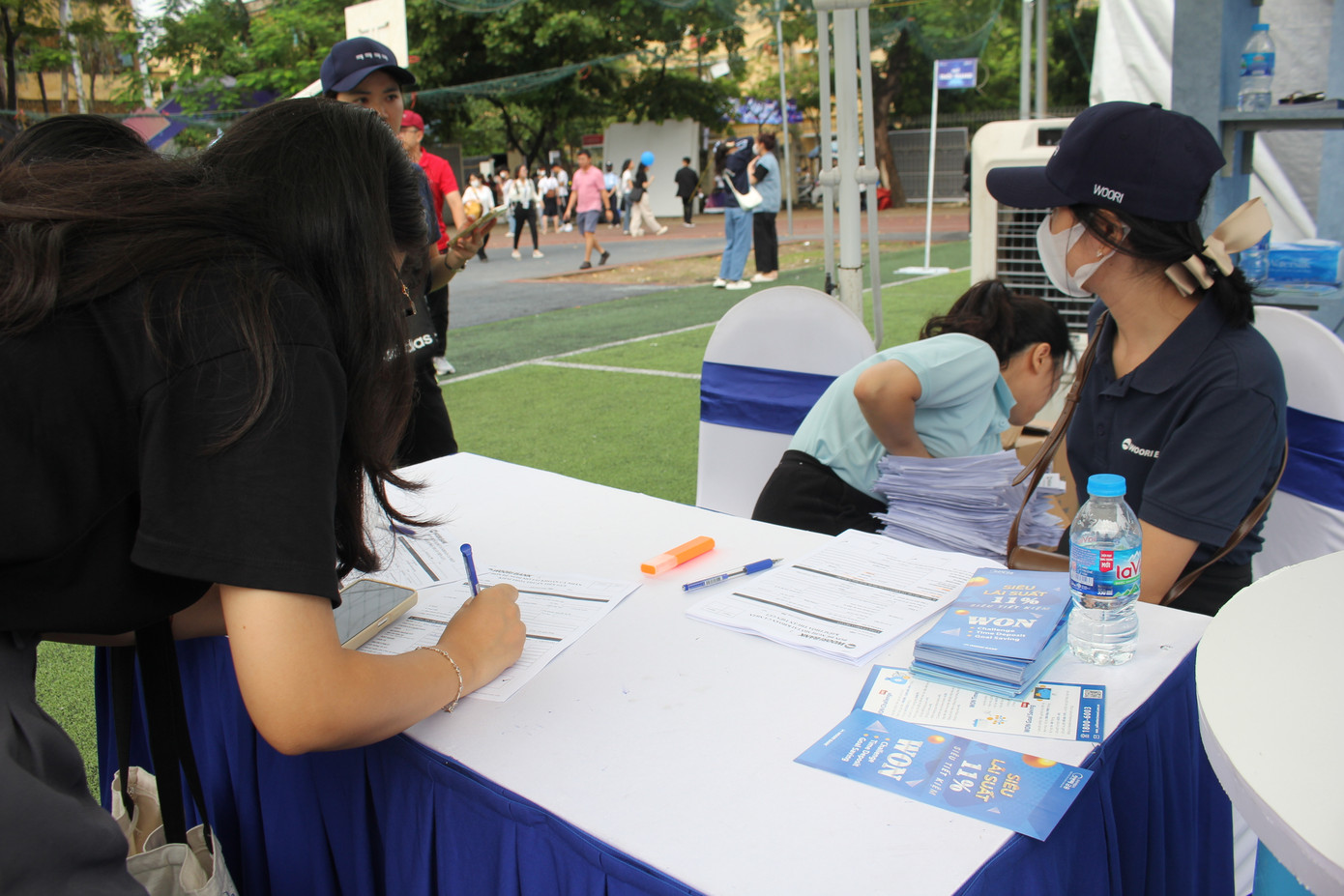 Không chỉ không gian, ngân hàng đến từ xứ sở kim chi còn mang đến sự kiện Ngày Thẻ Việt Nam 2023 - Sóng Festival những sản phẩm độc đáo cho thế hệ người dùng trẻ như Thẻ ghi nợ quốc tế Woori Visa Z với tính năng tích lũy điểm thưởng mà ít thẻ ngân hàng nào có được.