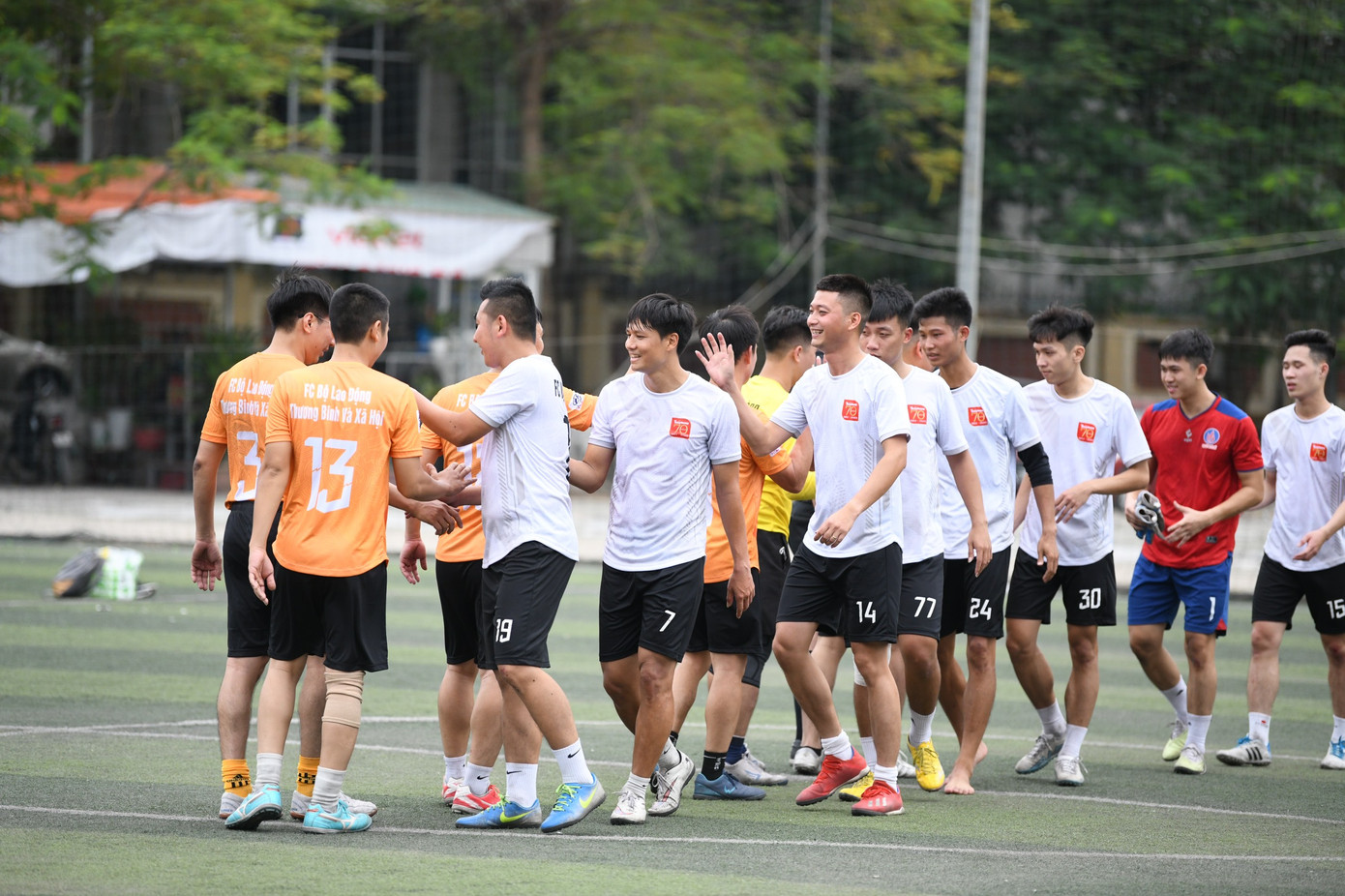 Từ 8h ngày 22/10, trận Bán kết 1 đã diễn ra giữa cặp Viglacera Yên Mỹ - Viện Huyết học Truyền máu Trung ương còn trận Bán kết 2 giữa Bộ LĐ-TB&XH - FC TW Đoàn cũng đồng thời tranh đấu. Từ 8h ngày 22/10, trận Bán kết 1 đã diễn ra giữa cặp Viglacera Yên Mỹ - Viện Huyết học Truyền máu Trung ương còn trận Bán kết 2 giữa Bộ LĐ-TB&XH - FC TW Đoàn cũng đồng thời tranh đấu.