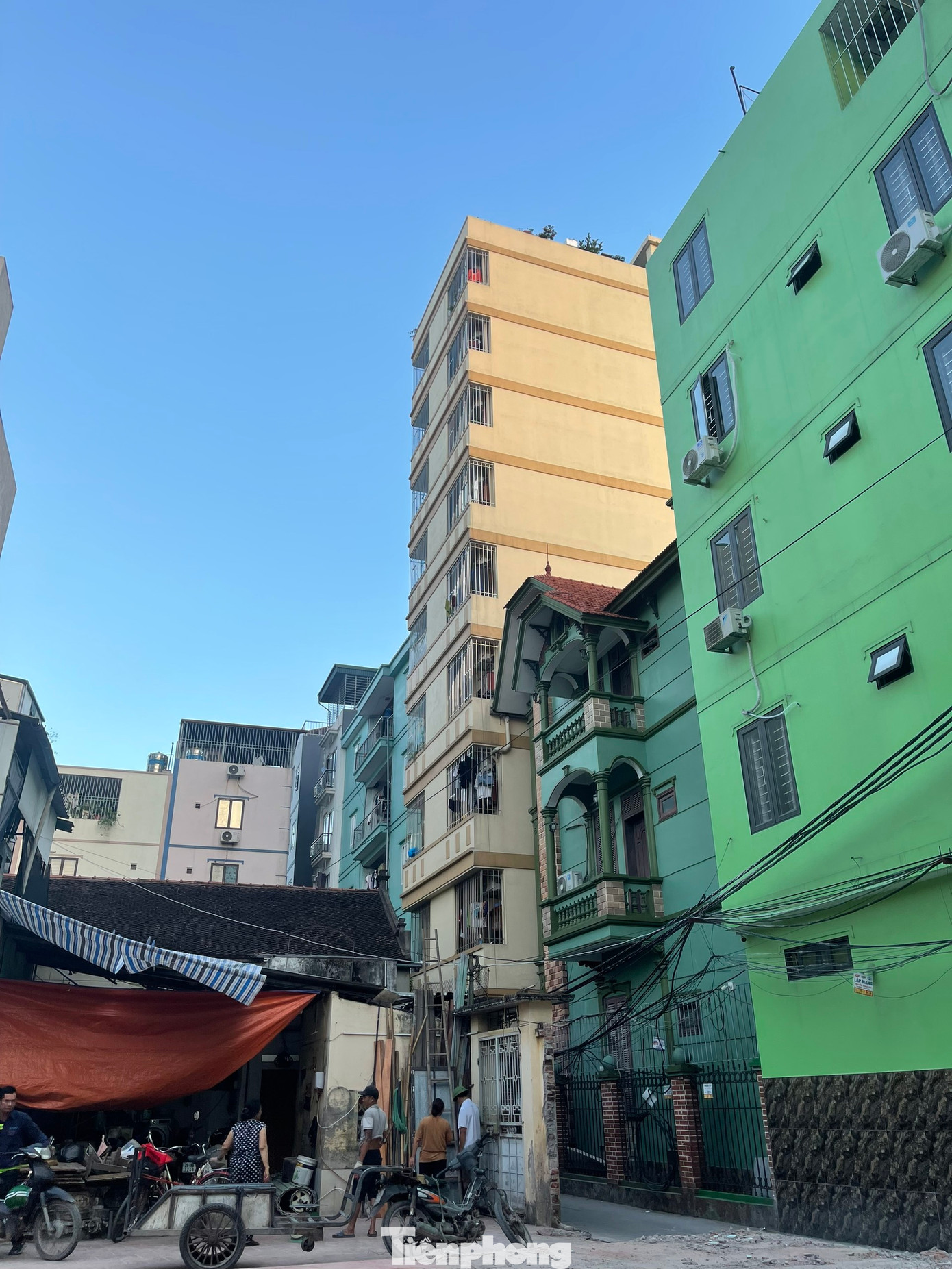 Mặc dù vậy, nhiều người cho rằng những biện pháp vừa nêu của chính quyền địa phương vẫn chưa đủ sức răn đe nên tình trạng xây dựng sai phép, vượt tầng trên địa bàn xã Tân Triều nói riêng và TP Hà Nội nói chung vẫn tiếp diễn, thậm chí tiềm ẩn tình trạng công trình núp bóng xây dựng nhà ở riêng lẻ để biến tướng thành "chung cư mini"...