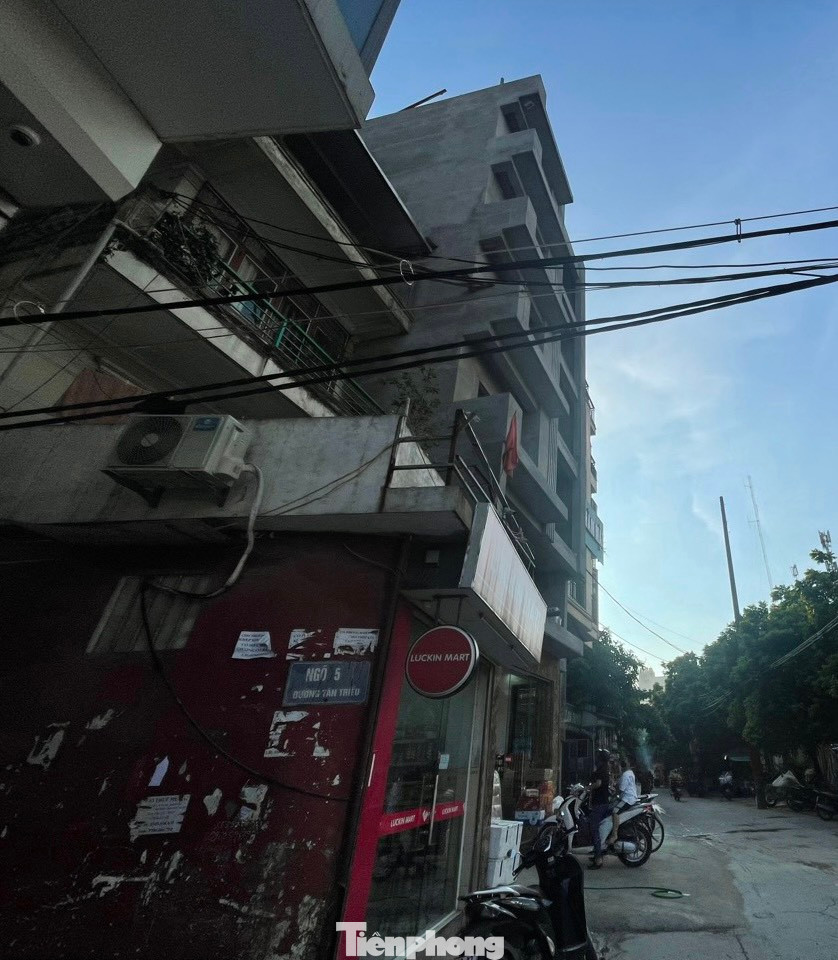 Mặc dù vậy, nhiều người cho rằng những biện pháp vừa nêu của chính quyền địa phương vẫn chưa đủ sức răn đe nên tình trạng xây dựng sai phép, vượt tầng trên địa bàn xã Tân Triều nói riêng và TP Hà Nội nói chung vẫn tiếp diễn, thậm chí tiềm ẩn tình trạng công trình núp bóng xây dựng nhà ở riêng lẻ để biến tướng thành "chung cư mini"...