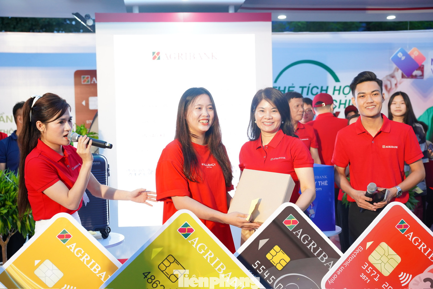 Giải nhì - vali chính hãng và giải ba - máy sấy tóc lần lượt được trao tặng cho các bạn sinh viên may mắn khi đến trải nghiệm tại gian hàng của Agribank. Giải nhì - vali chính hãng và giải ba - máy sấy tóc lần lượt được trao tặng cho các bạn sinh viên may mắn khi đến trải nghiệm tại gian hàng của Agribank.