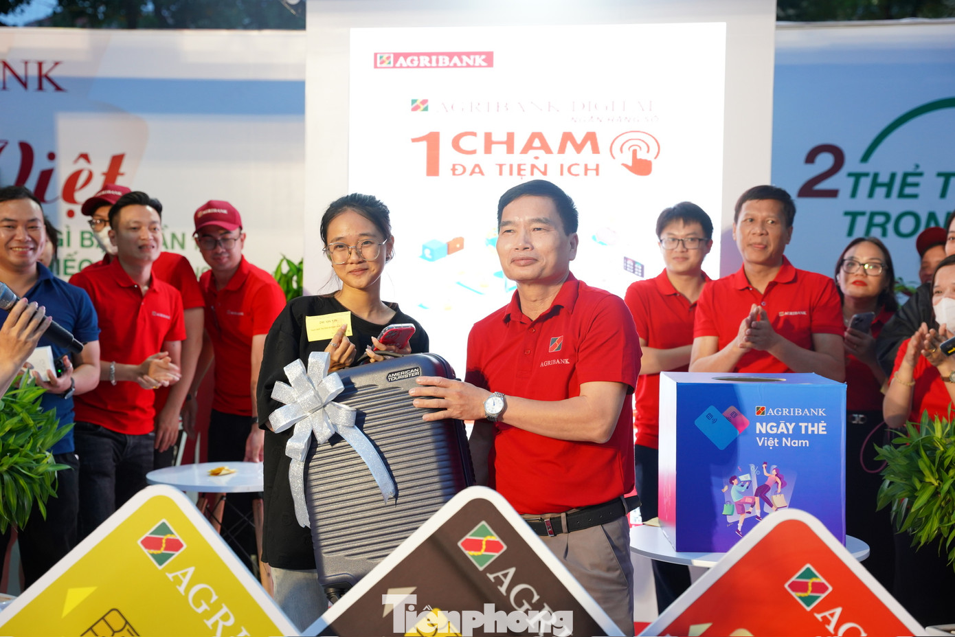 Giải nhì - vali chính hãng và giải ba - máy sấy tóc lần lượt được trao tặng cho các bạn sinh viên may mắn khi đến trải nghiệm tại gian hàng của Agribank. Giải nhì - vali chính hãng và giải ba - máy sấy tóc lần lượt được trao tặng cho các bạn sinh viên may mắn khi đến trải nghiệm tại gian hàng của Agribank.