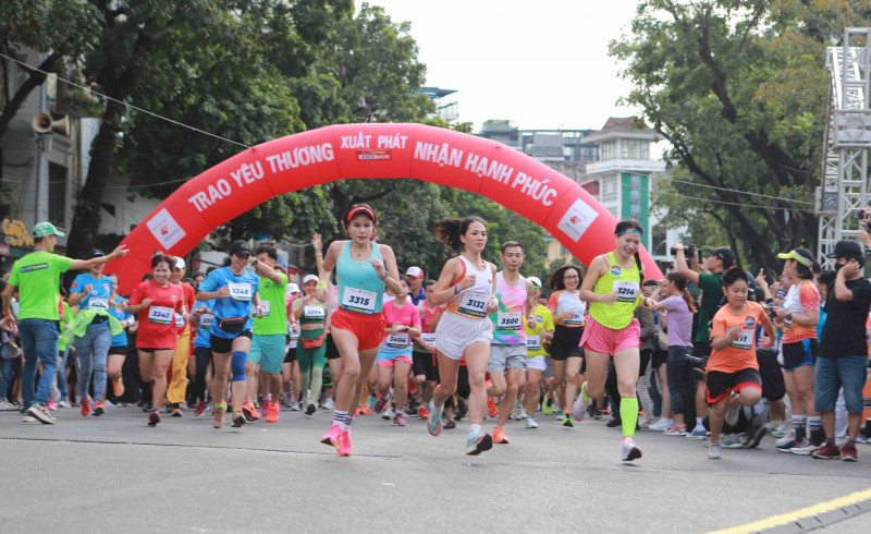 Các vận động viên tham gia thi chạy Mottainai Run.