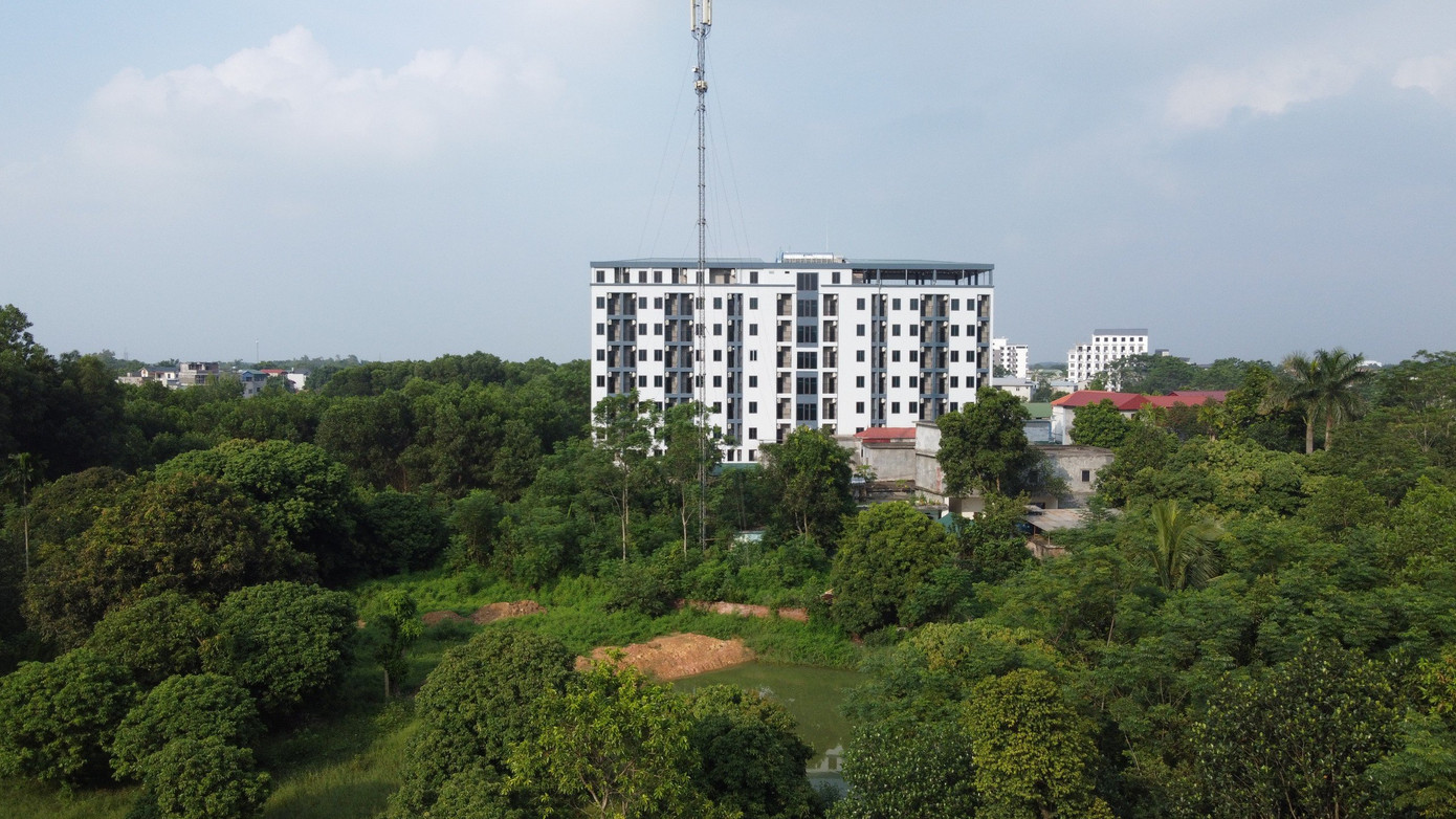 Sau đó, ngày 26/6/2023, huyện Thạch Thất quyết định thu hồi GPXD đối với công trình này với lý do chủ công trình không khắc phục việc xây dựng sai với GPXD. Như vậy, từ công trình không phép, sau khi được huyện Thạch Thất cấp phép để “hợp thức” sai phạm thì đến nay tòa nhà “Chung cư cao cấp My House” với quy mô 9 tầng lại trở về là công trình không phép.