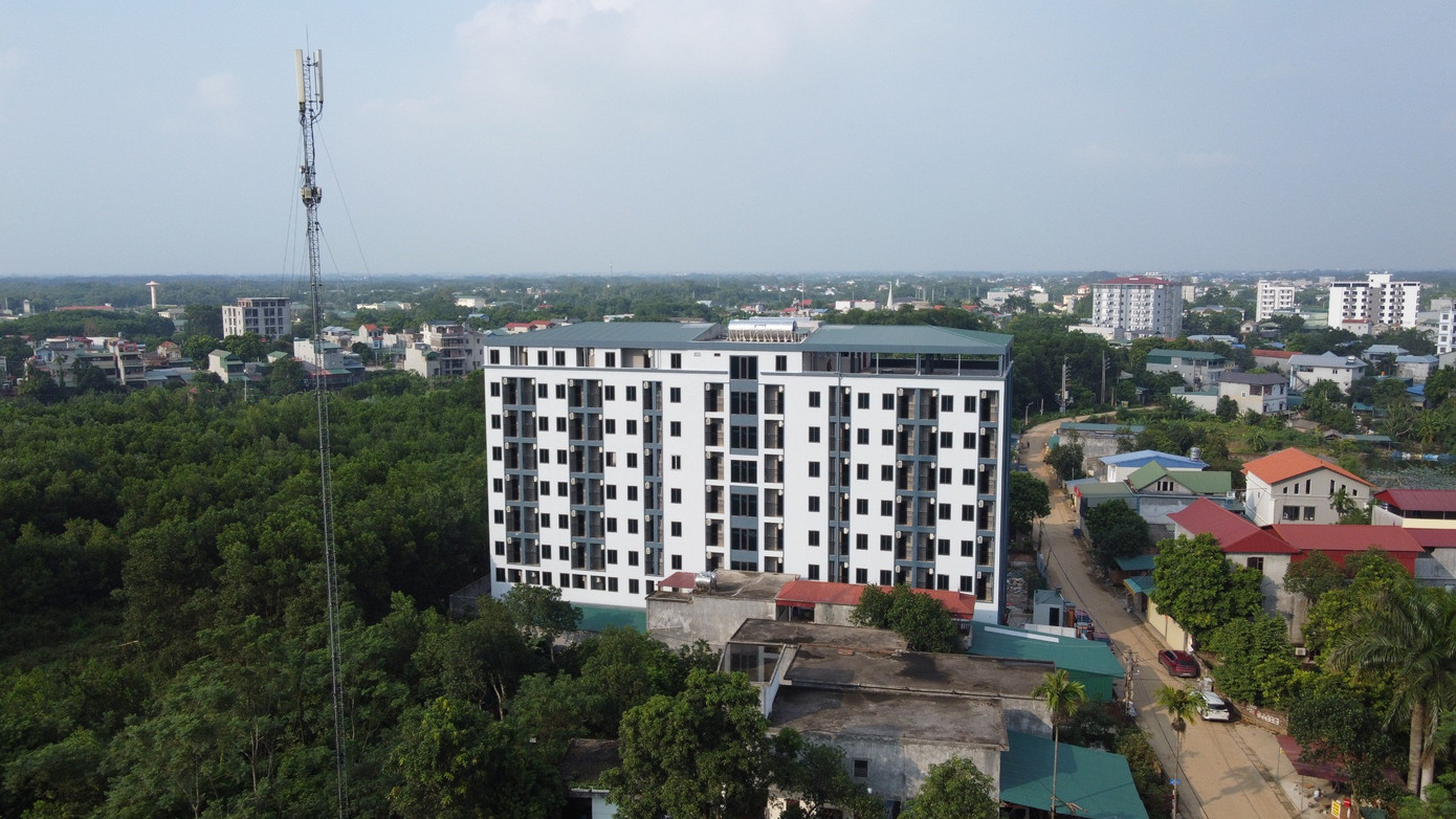 Liên quan đến “chung cư cao cấp My House”, theo tìm hiểu của PV, hồi tháng 3/2023, UBND xã Tân Xã lập biên bản vi phạm hành chính đối với ông Nguyễn Minh Công, chủ đầu tư công trình do tổ chức thi công xây dựng công trình không có giấy phép xây dựng. Giữa tháng 3/2023, UBND huyện Thạch Thất có quyết định xử phạt vi phạm hành chính 35 triệu đồng đối với ông Nguyễn Minh Công do xây dựng không phép.