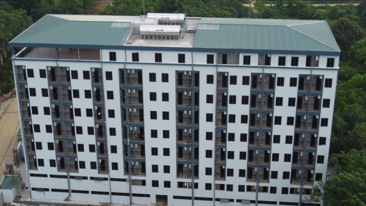 Điều đáng nói, sau khi được cấp phép, công trình vẫn tiếp tục xây dựng sai phép với quy mô “khủng”. Theo ghi nhận của PV, công trình xây gần như hết đất, cao 9 tầng với gần 200 căn hộ.