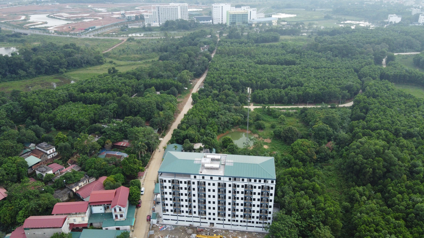 Tòa nhà với tên gọi “Chung cư cao cấp My House” nằm trên đường Phú Hữu (thôn 1, xã Tân Xã, huyện Thạch Thất, Hà Nội). Dù xây dựng trên đất ở nông thôn nhưng công trình này được xây cao tới 9 tầng, nằm nổi bật giữa khu dân cư ngoại thành Hà Nội. Thậm chí nếu không biết, nhiều người dân còn tưởng đây là dự án nhà ở nào đó.