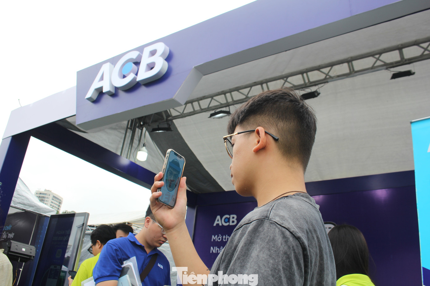 Đặc biệt, ACB ưu tiên ra mắt những sản phẩm ngân hàng số nhằm nâng tầm trải nghiệm "không tiền mặt", đáp ứng tốt hơn nhu cầu của người dùng mà đặc biệt là các khách hàng trẻ đang ngày càng có xu hướng thanh toán không tiền mặt cho các giao dịch hàng ngày. Do đó, tại Ngày Thẻ Việt Nam 2023 - Sóng Festival, công nghệ liên kết "thẻ ảo" trên Apple Pay, chi tiêu chỉ trong tích tắc của ACB khiến các bạn sinh viên hào hứng tham gia trải nghiệm. Đặc biệt, ACB ưu tiên ra mắt những sản phẩm ngân hàng số nhằm nâng tầm trải nghiệm "không tiền mặt", đáp ứng tốt hơn nhu cầu của người dùng mà đặc biệt là các khách hàng trẻ đang ngày càng có xu hướng thanh toán không tiền mặt cho các giao dịch hàng ngày. Do đó, tại Ngày Thẻ Việt Nam 2023 - Sóng Festival, công nghệ liên kết "thẻ ảo" trên Apple Pay, chi tiêu chỉ trong tích tắc của ACB khiến các bạn sinh viên hào hứng tham gia trải nghiệm.