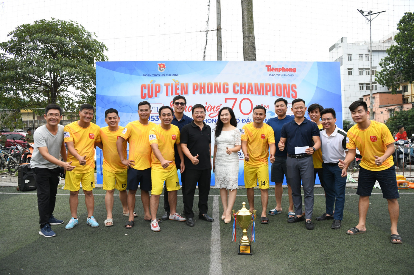 Sau 2 ngày tranh tài, Giải bóng đá chào mừng tranh cúp Tiền Phong Champions đã kết thúc tốt đẹp với kết quả đầy ấn tượng. Sau 2 ngày tranh tài, Giải bóng đá chào mừng tranh cúp Tiền Phong Champions đã kết thúc tốt đẹp với kết quả đầy ấn tượng.