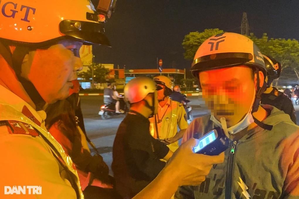 Anh N. bị CSGT phát hiện có nồng độ cồn trong hơi thở khi lái xe từ TP Thủ Đức về quận 12 (Ảnh: An Huy).
