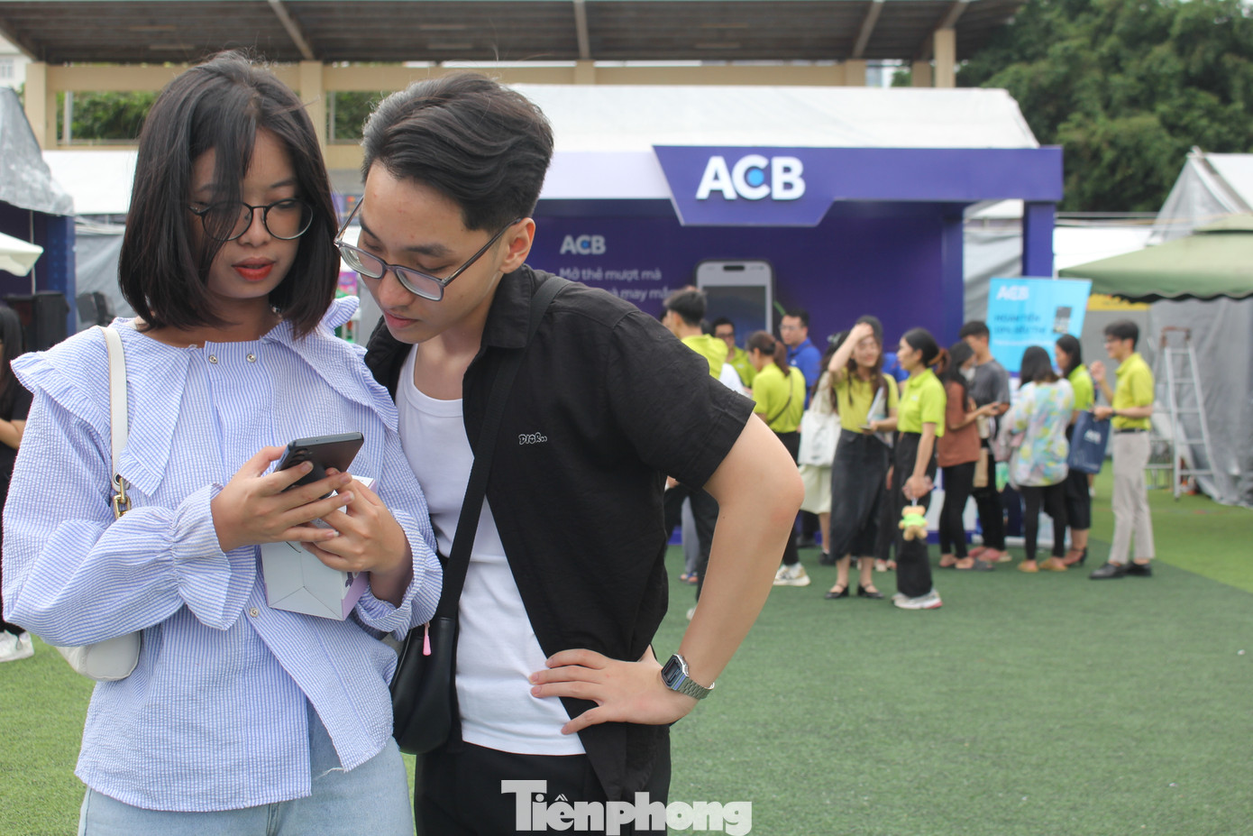 Gian hàng thu hút đông đảo sinh viên đến trải nghiệm và mở thẻ để nhận những món quà may mắn từ ACB. Gian hàng thu hút đông đảo sinh viên đến trải nghiệm và mở thẻ để nhận những món quà may mắn từ ACB.