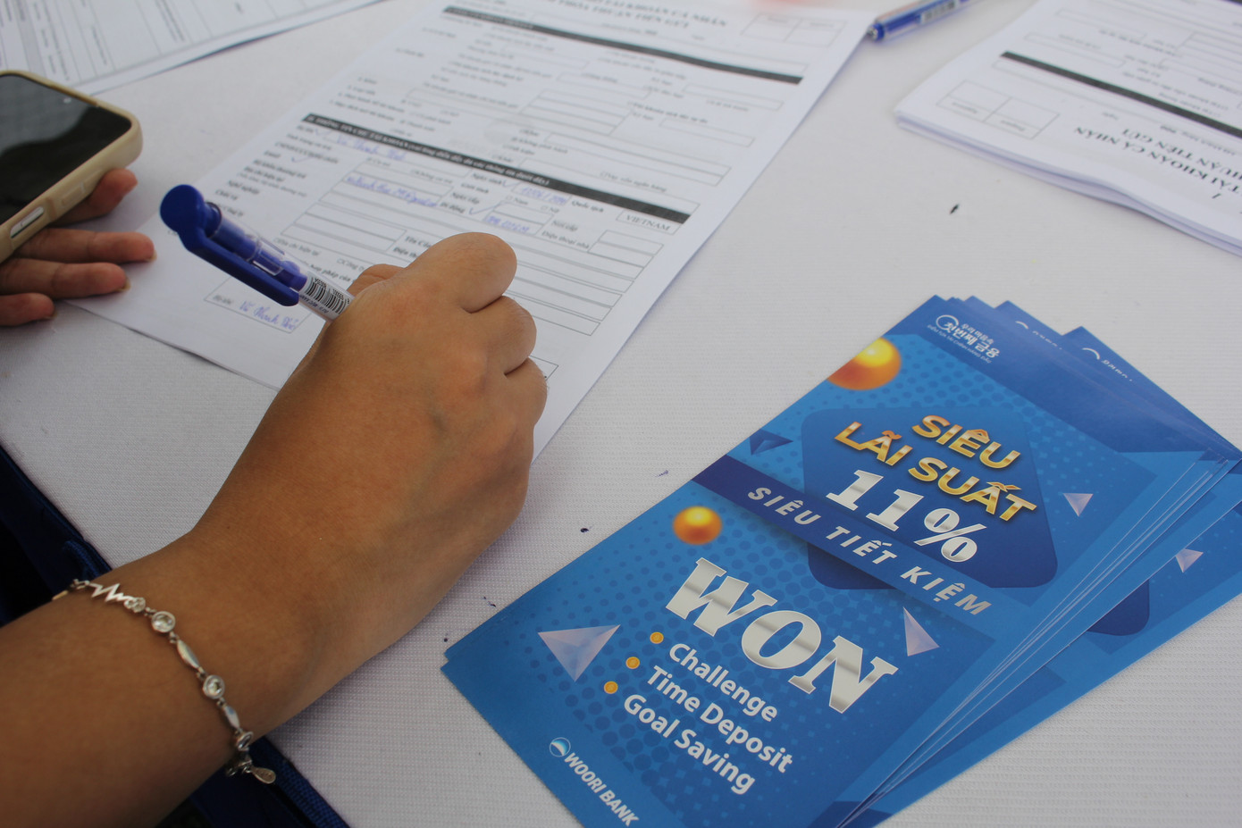 Không chỉ không gian, ngân hàng đến từ xứ sở kim chi còn mang đến sự kiện Ngày Thẻ Việt Nam 2023 - Sóng Festival những sản phẩm độc đáo cho thế hệ người dùng trẻ như Thẻ ghi nợ quốc tế Woori Visa Z với tính năng tích lũy điểm thưởng mà ít thẻ ngân hàng nào có được.