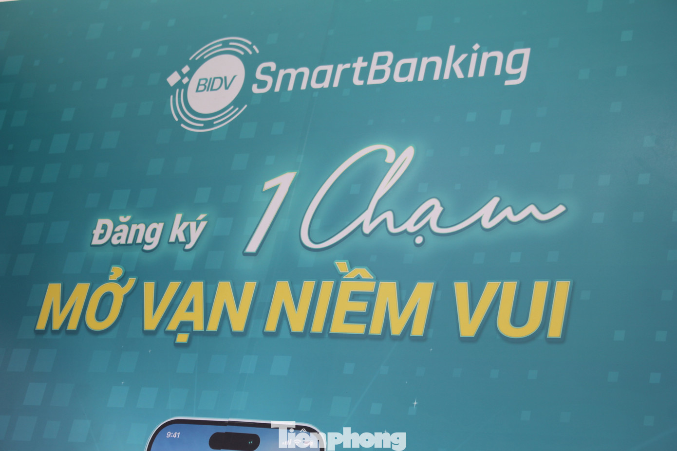 Năm nay, gian hàng của BIDV lấy màu xanh ngọc làm gam màu chủ đạo với slogan “Đăng ký 1 chạm mở vạn niềm vui”. Năm nay, gian hàng của BIDV lấy màu xanh ngọc làm gam màu chủ đạo với slogan “Đăng ký 1 chạm mở vạn niềm vui”.