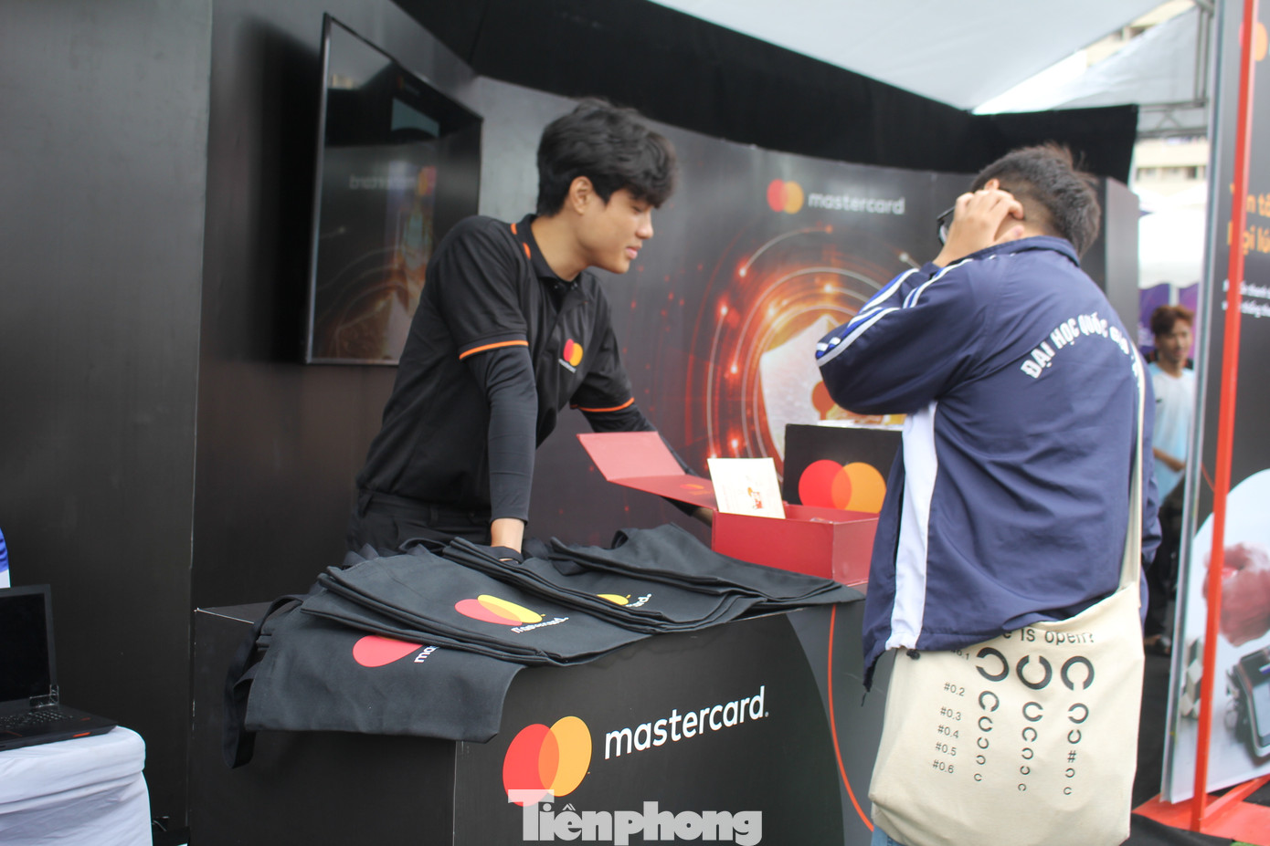 Đặc biệt, đến với gian hàng của Mastercard tại Ngày Thẻ Việt Nam 2023 - Sóng Festival, khách hàng sẽ được tặng những phần quà như mũ, túi có logo của Mastercard hay chụp ảnh 360 độ.
