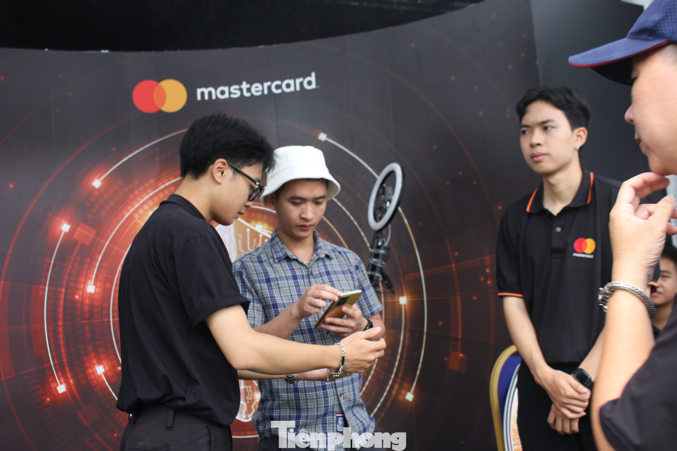 Mạng lưới của Mastercard hỗ trợ nhiều hình thức thanh toán bao gồm tài khoản ngân hàng, ví điện tử, các ATM và thẻ cũng như các mô hình kinh doanh khác nhau như: Doanh nghiệp với Doanh nghiệp (B2B), Doanh nghiệp với Cá nhân (B2P), Cá nhân với Cá nhân (P2P) và cá nhân với doanh nghiệp (P2B). Thông qua Buy2Sell tại Singapore, Mastercard là cổng thanh toán trực tuyến cho các dịch vụ nhập khẩu và hậu cần quốc tế…