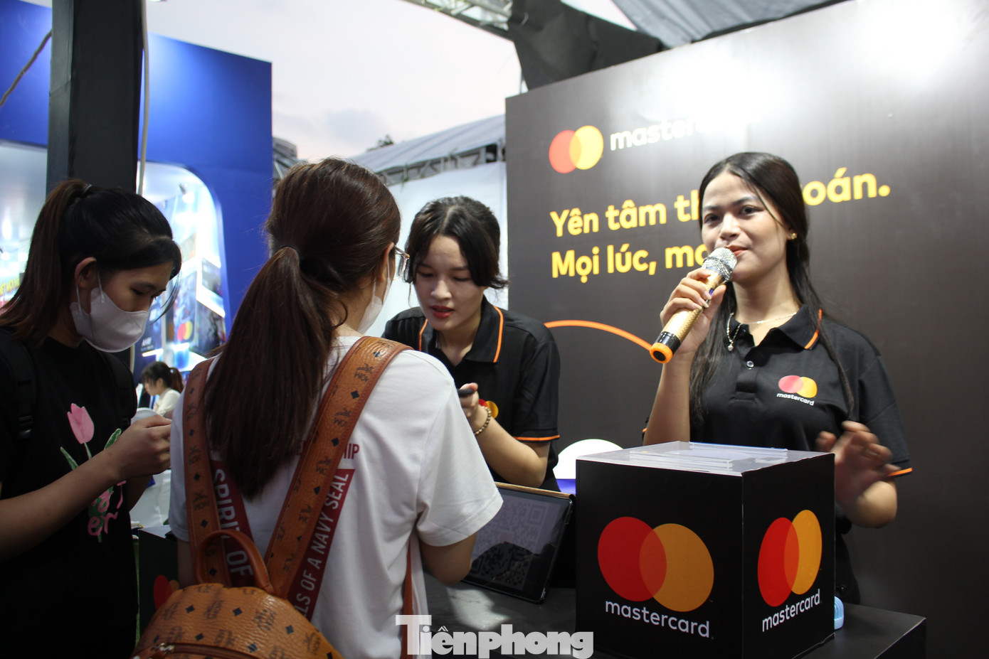 Nhờ sự tiện lợi của mình, gian hàng của Mastercard thu hút đông đảo các bạn trẻ đến trải nghiệm các công nghệ số của đơn vị.