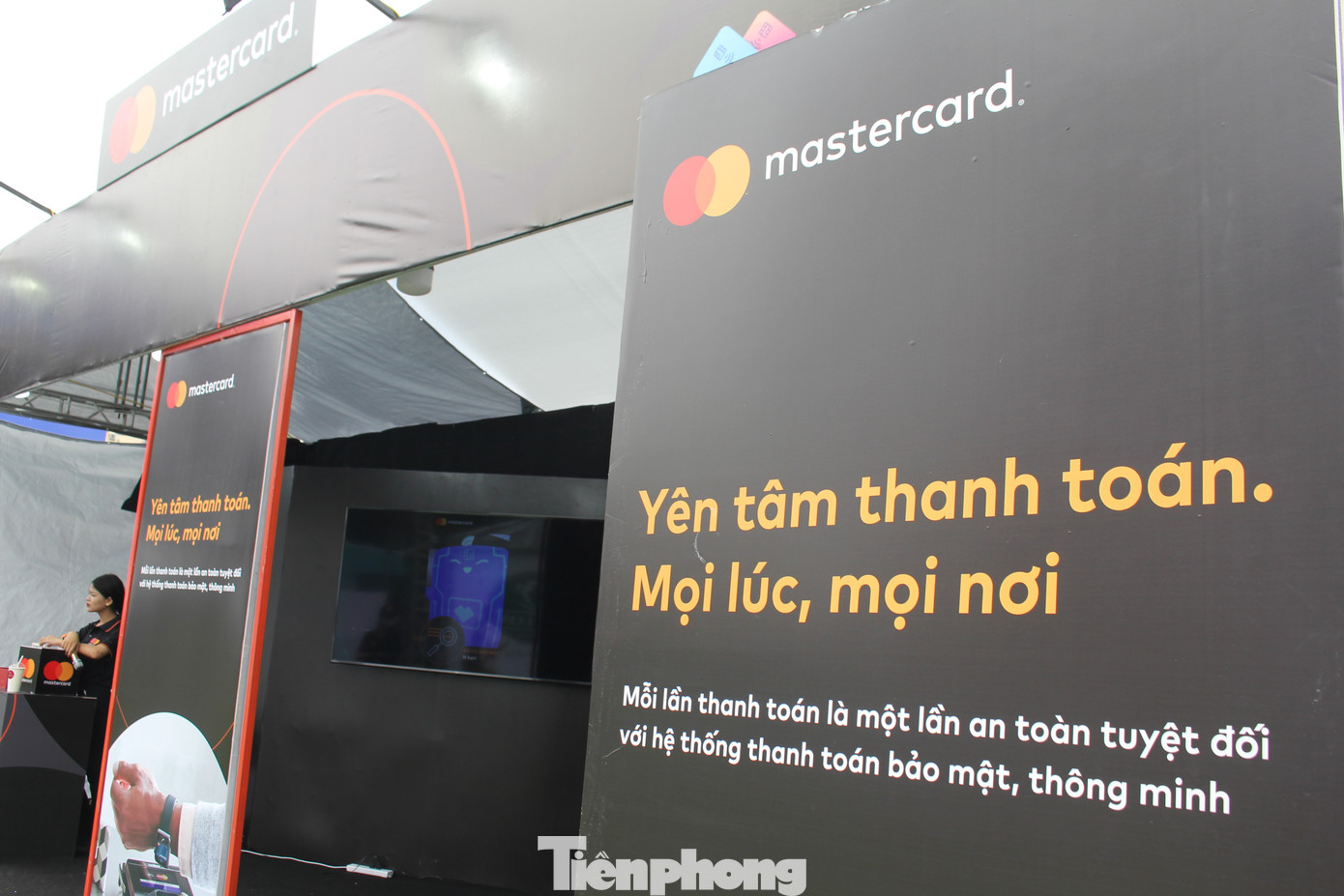 Bởi lẽ, hiện nay thẻ Mastercard đã có mặt ở hơn 210 quốc gia và vùng lãnh thổ. Do đó, khi có thẻ Mastercard, mỗi khi ra nước ngoài bạn không phải đổi tiền trước, chỉ cần tới cây ATM có logo của Mastercard, nhập mã PIN rồi tiến hành giao dịch như thẻ ATM ở Việt Nam.