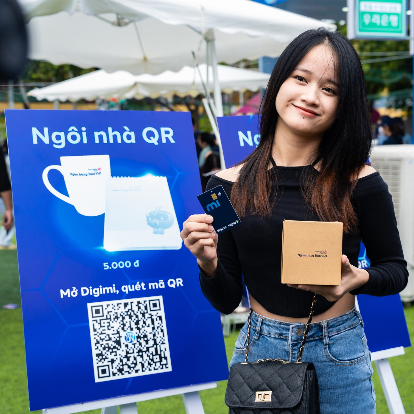 Đến với gian hàng của BVBank tại Ngày Thẻ Việt Nam 2023 - Sóng Festival, bằng việc chỉ sử dụng ứng dụng của ngân hàng là các bạn trẻ có thể giao dịch hầu hết các giao dịch tài chính thông qua việc quét mã QR, dễ dàng quản lý chi tiêu.