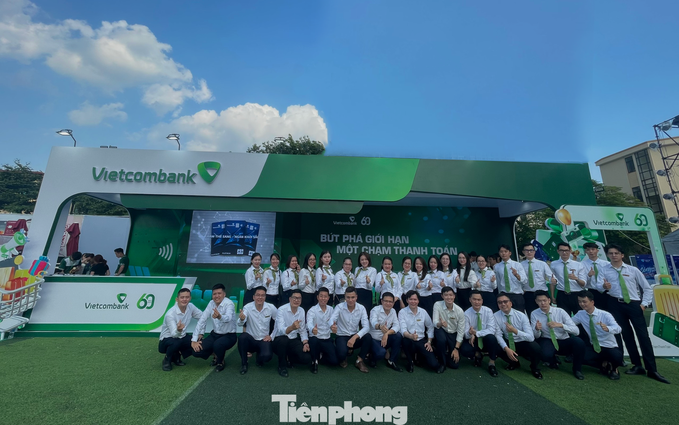 Năm nay, gian hàng của ngân hàng Vietcombank được đầu tư với quy mô và kinh phí “khủng” so với hai mùa trước. Năm nay, gian hàng của ngân hàng Vietcombank được đầu tư với quy mô và kinh phí “khủng” so với hai mùa trước.