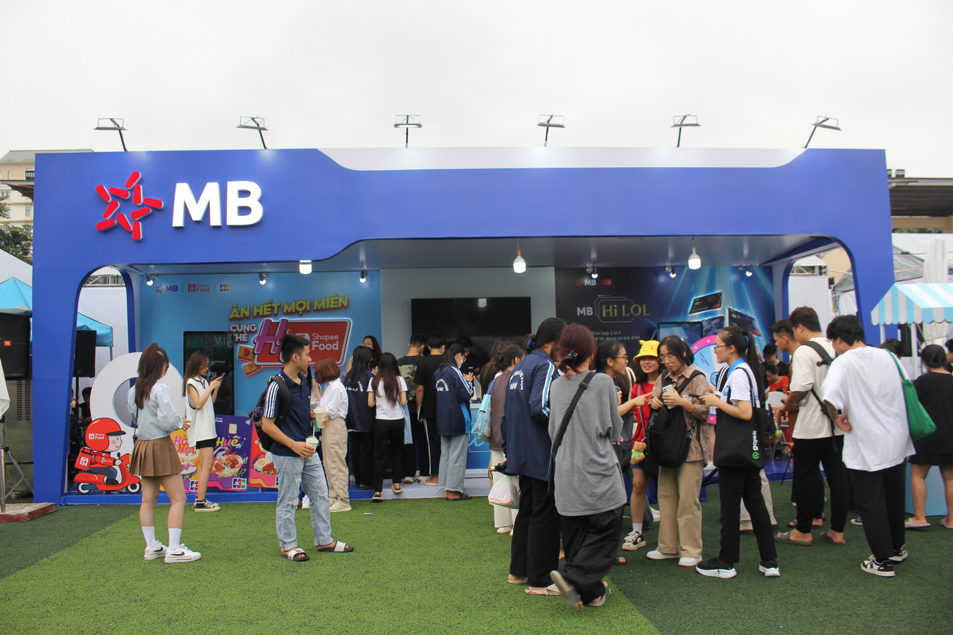 Không hổ danh là Top 5 ngân hàng thương mại uy tín Việt Nam năm 2023, tại sự kiện Ngày Thẻ Việt Nam 2023 - Sóng Festival, gian hàng của Ngân hàng TMCP Quân đội (MB) thu hút sinh viên đến mở thẻ và trải nghiệm dịch vụ của ngân hàng từ sáng đến tối.