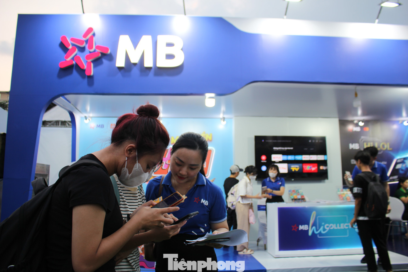 Đội ngũ nhân viên của MB tại gian hàng luôn túc trực để hỗ trợ khách hàng đến mở thẻ cũng như trải nghiệm các dịch vụ công nghệ của ngân hàng.