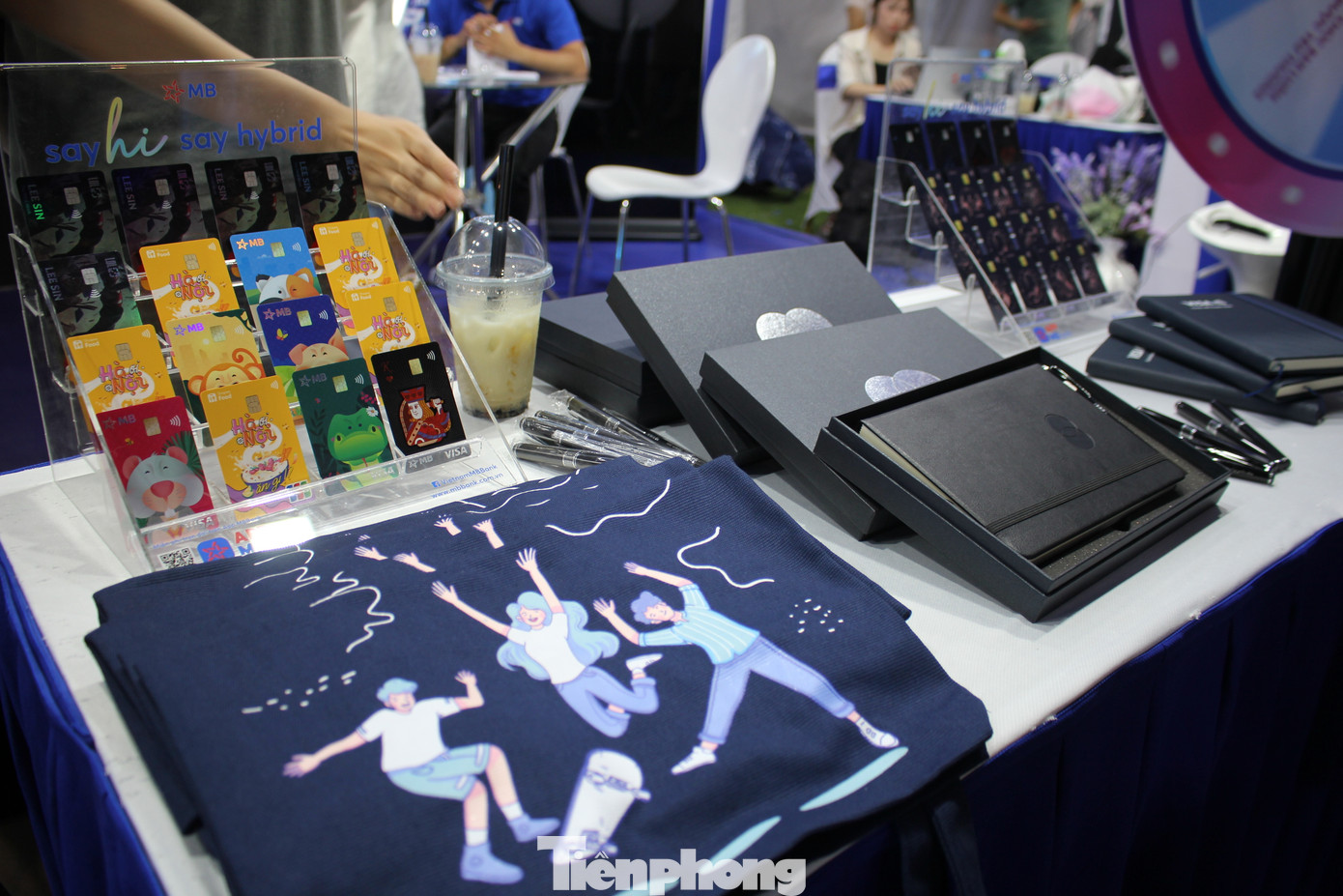 Nếu mở thẻ tại gian hàng của MB, khách hàng sẽ được trao tặng những phần quà thú vị như túi sách, sổ, bút viết,...