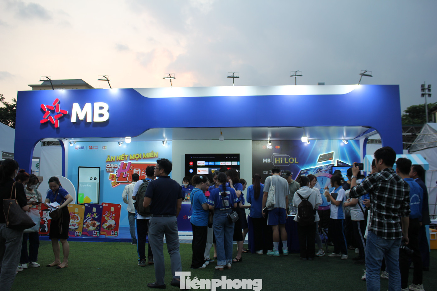 Không hổ danh là Top 5 ngân hàng thương mại uy tín Việt Nam năm 2023, tại sự kiện Ngày Thẻ Việt Nam 2023 - Sóng Festival, gian hàng của Ngân hàng TMCP Quân đội (MB) thu hút sinh viên đến mở thẻ và trải nghiệm dịch vụ của ngân hàng từ sáng đến tối.