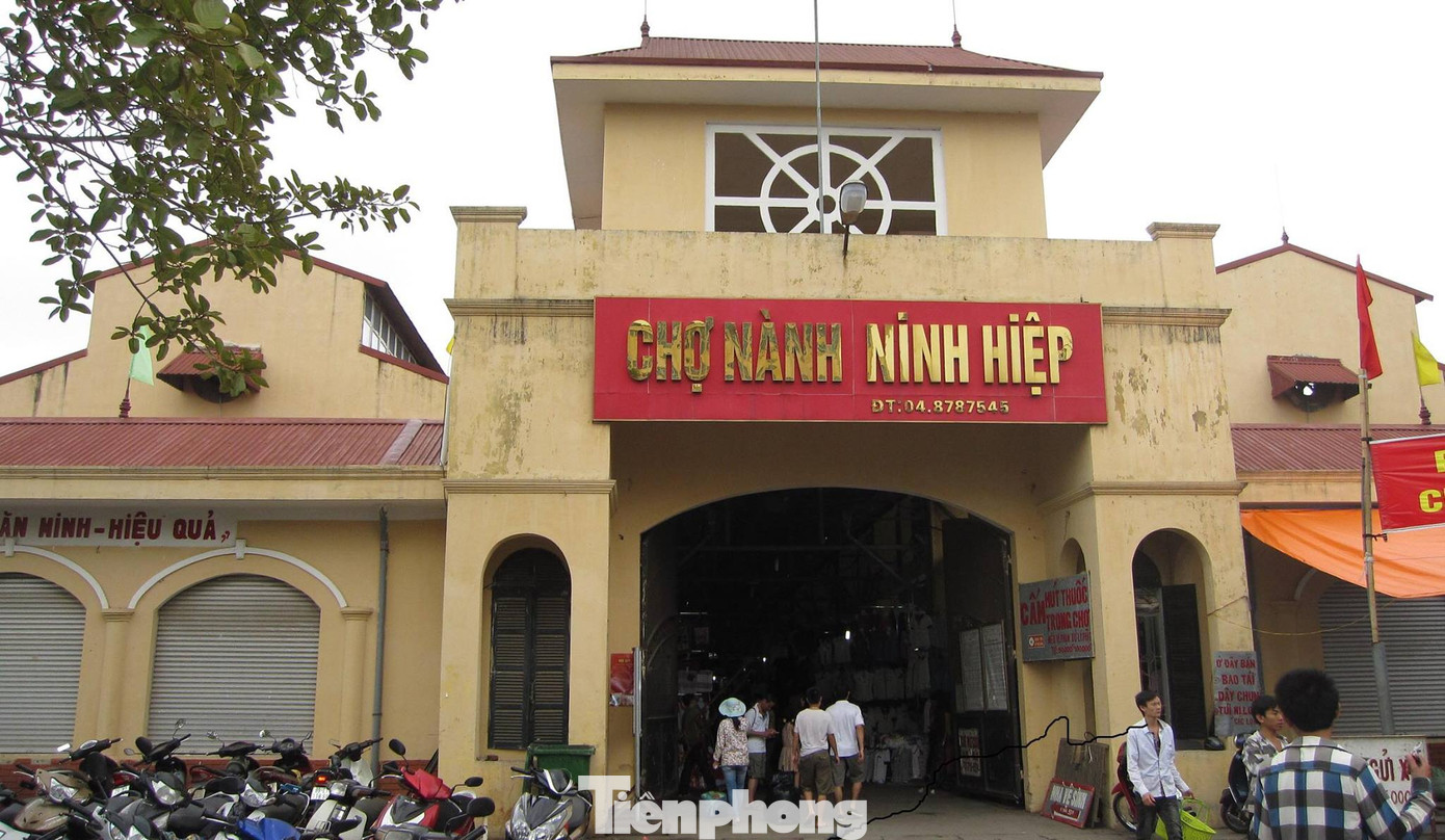 Nhiều tiểu thương ra giá 1,2 – 1,3 tỷ đồng/m2 đối với kiot trong chợ đầu mối Ninh Hiệp (Gia Lâm) - cao hơn cả mặt bằng đất phố cổ hiện nay (dao động từ 1- 1,1 tỷ đồng/m2 – PV).