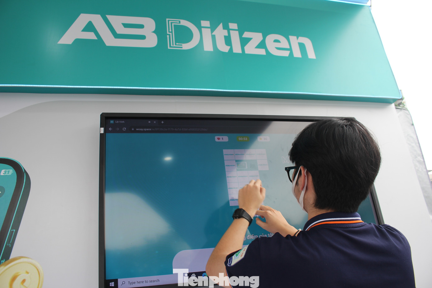 Ngoài ra, gian hàng của ABBank còn bố trí nhiều trò chơi hấp dẫn có thưởng để các khách hàng trải nghiệm.