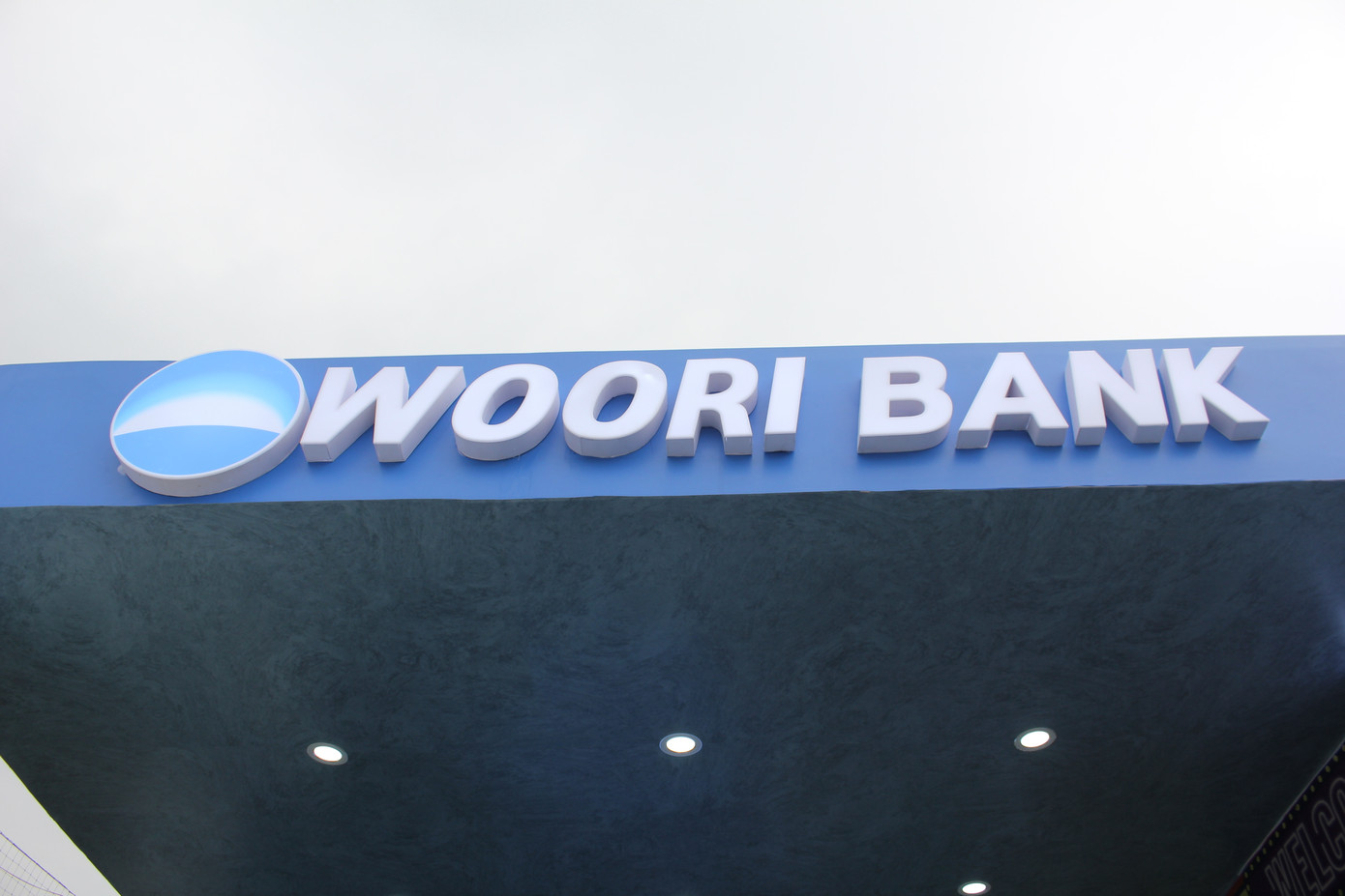 Ngân hàng Woori có mặt lần đầu tiên tại Việt Nam vào năm 1997, cho đến năm 2017 thì thành lập pháp nhân chính thức với tên gọi Ngân hàng TNHH MTV Woori Việt Nam (Ngân hàng Woori Việt Nam), đặt tại Hội sở tại Hà Nội.