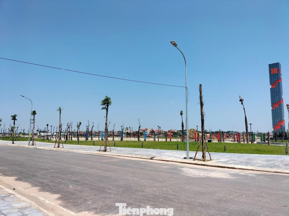 KĐT mới phía Tây thị trấn Vôi có tên thương mại là KĐT Rùa Vàng City do Công ty Cổ phần Thương mại Tuấn Mai làm chủ đầu tư chưa thực hiện xong việc GPMB giai đoạn 2 và 3 do chưa nhận được sự đồng thuận của một số hộ dân.