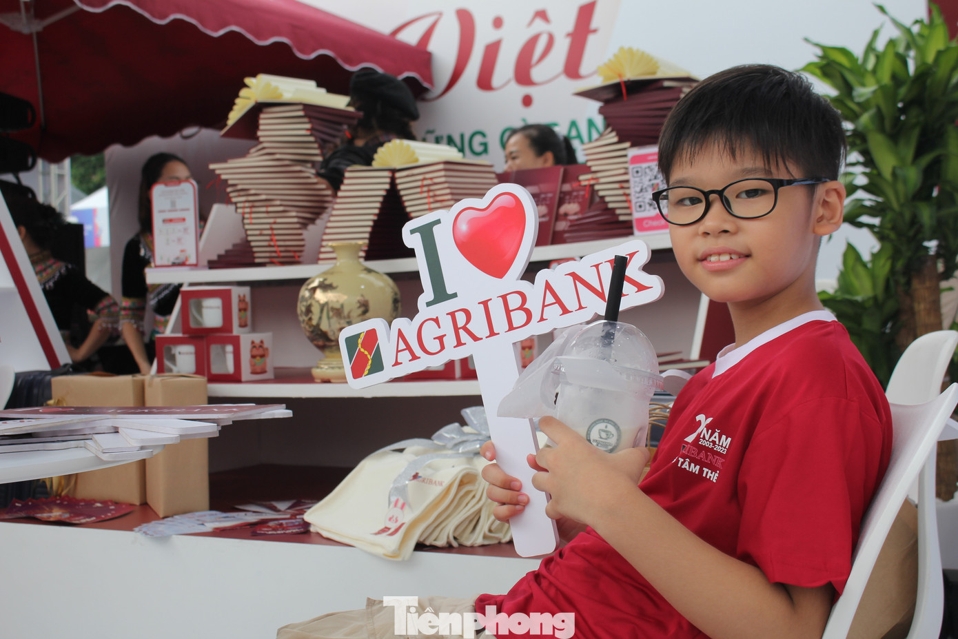 Theo đại diện Agribank, trong buổi sáng ngày đầu sự kiện Ngày thẻ Việt Nam 2023 - Sóng Festival, đã có hơn 700 khách hàng mở tài khoản, đánh giá 5* cho Ngân hàng yêu thích, nhận quà và tham gia trải nghiệm các dịch vụ tại gian hàng.