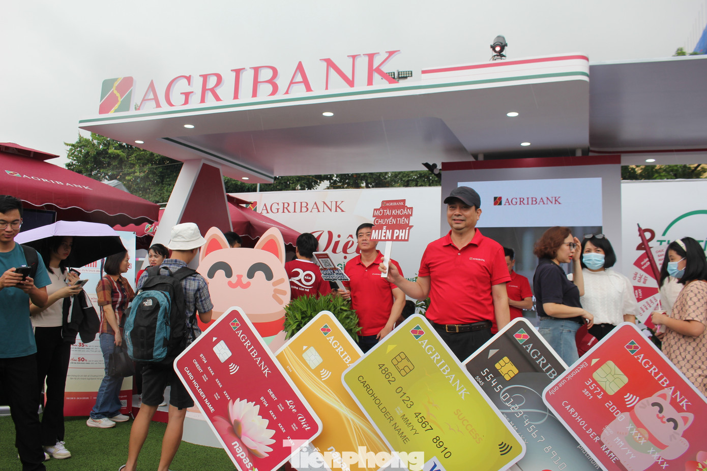 Khi đến gian hàng, điểm nhấn đầu tiên là bức tường bên trái với biểu tượng chữ A màu đỏ cách điệu, biểu trưng cho chữ cái A đầu tiên trong nhận diện thương hiệu của Agribank. Tiến vào khu checkin, khách hàng sẽ checkin với những bức ảnh đẹp cùng với hình ảnh các tấm thẻ của Agribank được sử dụng và thanh toán khắp toàn cầu.