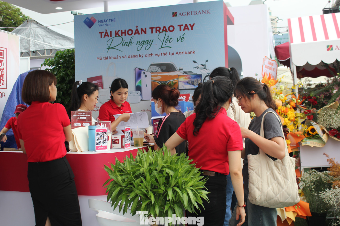 Tại gian hàng, nếu người trải nghiệm có nhu cầu sẽ được các nhân viên Agribank hướng dẫn đăng ký mở tài khoản (theo hình thức trực tuyến), mở tài khoản tại quầy và đăng ký các sản phẩm dịch vụ khác của Agribank. Mỗi tài khoản mở thành công, khách hàng sẽ được tặng 1 phần quà lưu niệm. Ngoài ra, khách hàng còn được trải nghiệm thanh toán mua sắm hàng hóa (sách, quà tặng lưu niệm….) bằng mã QR, POS, bằng phương thức thanh toán điện tử; Được tặng quà và tặng nước miễn phí khi tham gia bình chọn Ngân hàng yêu thích.