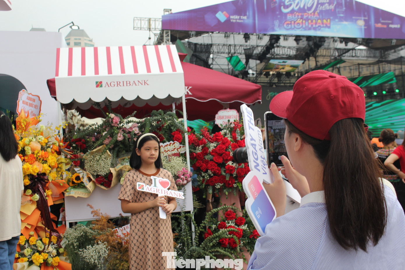 Gian hàng của Agribank có không gian mở xuyên suốt với ý tưởng lan tỏa mạnh mẽ các công nghệ và mô hình thanh toán không dùng tiền mặt. Trên nền mái sử dụng hình chữ S thể hiện biểu tượng hình dáng đất nước Việt Nam, cũng là biểu tượng của hạt lúa vàng trong logo của Agribank. Ngoài ra, chữ S còn là hình ảnh của những con sóng công nghệ như thông điệp của sự kiện Ngày thẻ Việt Nam 2023 - Sóng Festival: “Bứt phá không giới hạn”.