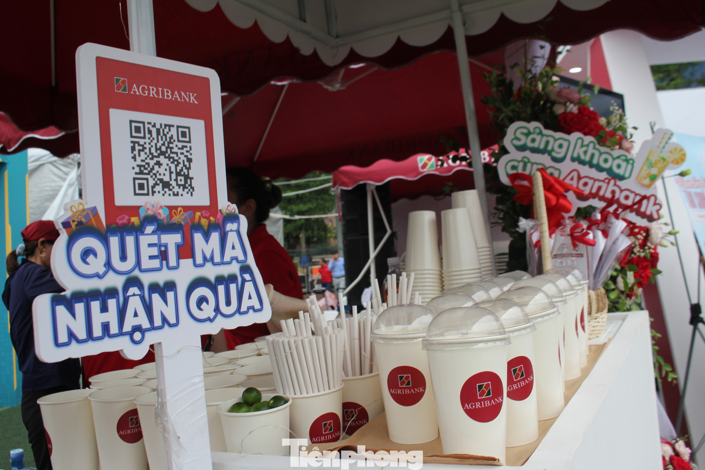 Bên trái của gian hàng bố trí xe tặng nước miễn phí - thể hiện sự quan tâm và tôn trọng khách hàng đồng thời thể hiện Agribank luôn đi đầu trong việc khơi thông dòng vốn, mang dòng tiền đến muôn nơi.