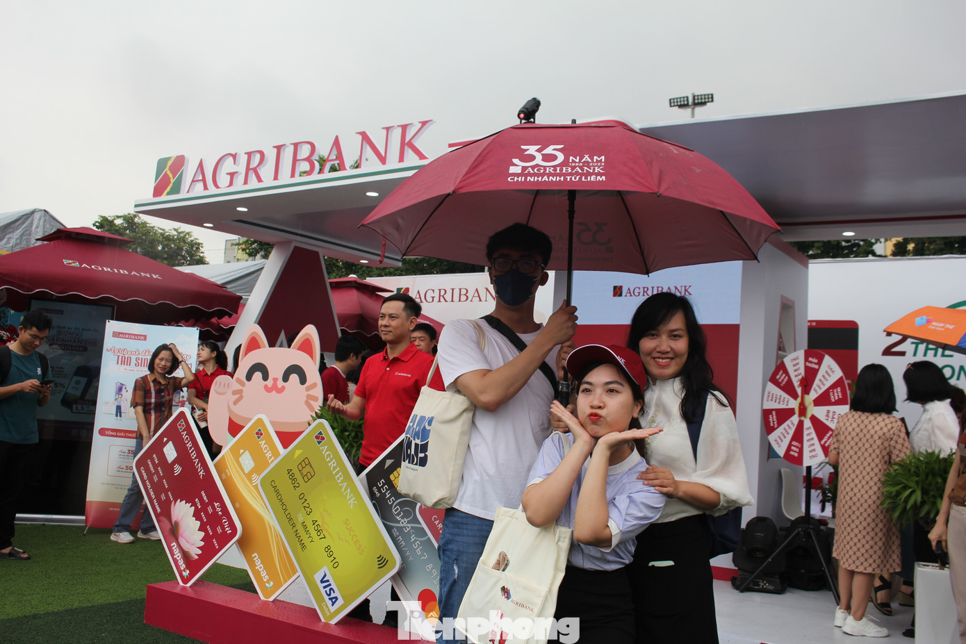 Đồng thời, gian hàng còn biểu trưng cho nỗ lực không ngừng trong việc đổi mới công nghệ đáp ứng ngày càng nhiều hơn nhu cầu lựa chọn phương thức thanh toán, không chỉ lan tỏa ở thành thị mà gửi thông điệp lan tỏa tới cả các vùng nông thôn để người dân được tiếp cận nhanh nhất với xu hướng thanh toán số - điện tử công nghệ thanh toán hiện đại.