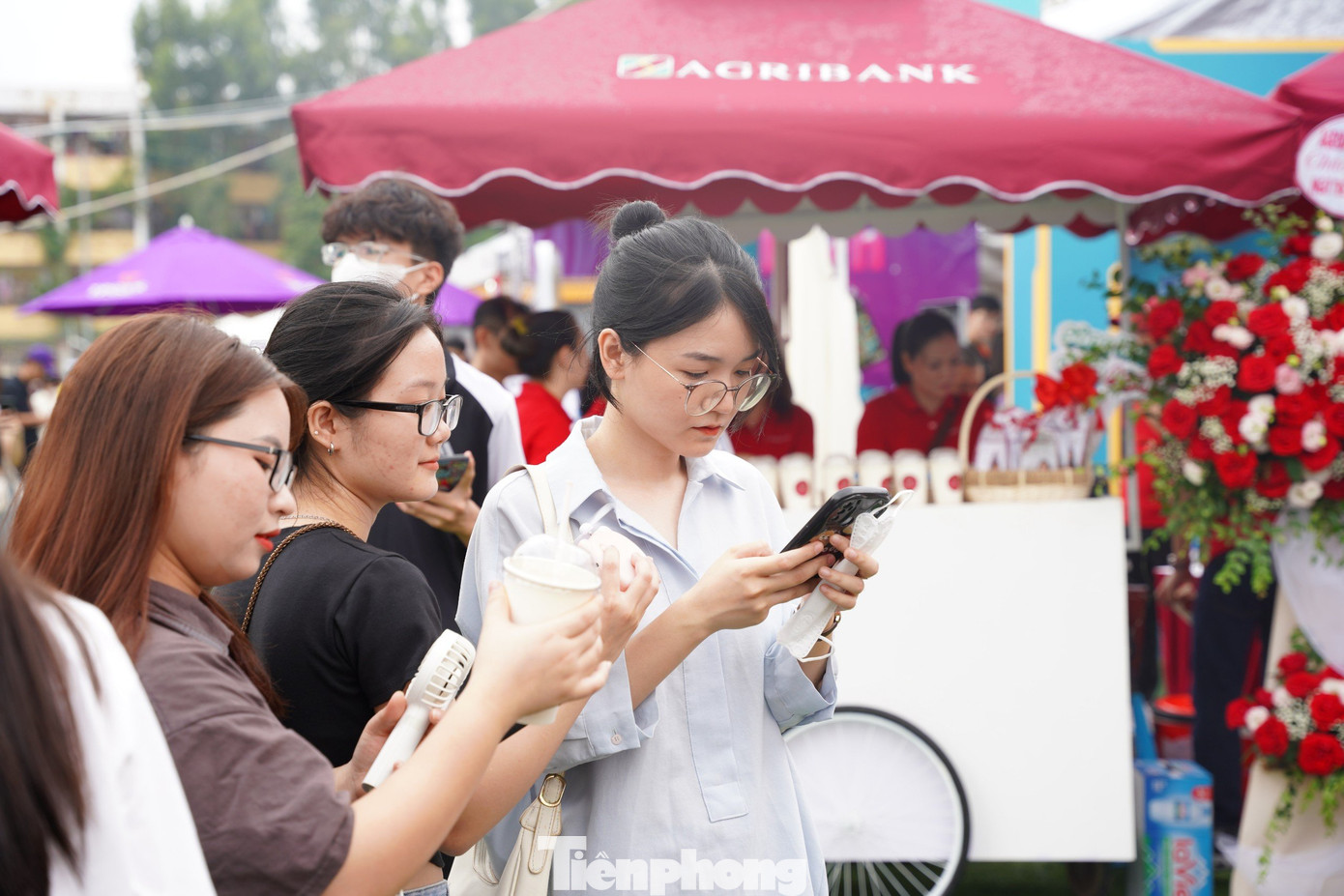 Theo đại diện Agribank, chỉ tính trong ngày 7/10, gian hàng của đơn vị đã có hơn 2.000 trải nghiệm. Theo đại diện Agribank, chỉ tính trong ngày 7/10, gian hàng của đơn vị đã có hơn 2.000 trải nghiệm.