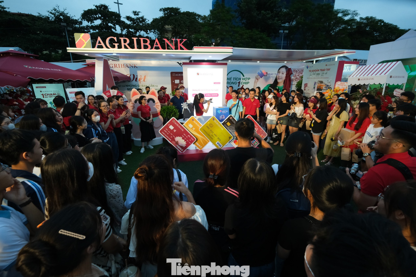 Gian hàng của Agribank được sinh viên đánh giá là một trong những gian hàng ấn tượng cũng như tập trung đông sinh viên mở thẻ nhất. Gian hàng của Agribank được sinh viên đánh giá là một trong những gian hàng ấn tượng cũng như tập trung đông sinh viên mở thẻ nhất.