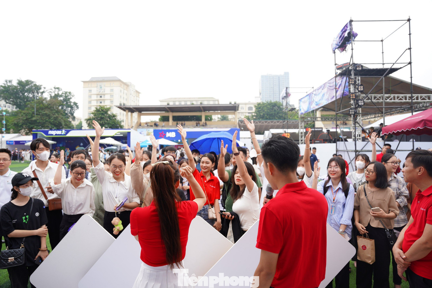 Những hình ảnh ấn tượng của lãnh đạo Agribank cùng các khách mời và các bạn sinh viên tại gian hàng của ngân hàng. Những hình ảnh ấn tượng của lãnh đạo Agribank cùng các khách mời và các bạn sinh viên tại gian hàng của ngân hàng.