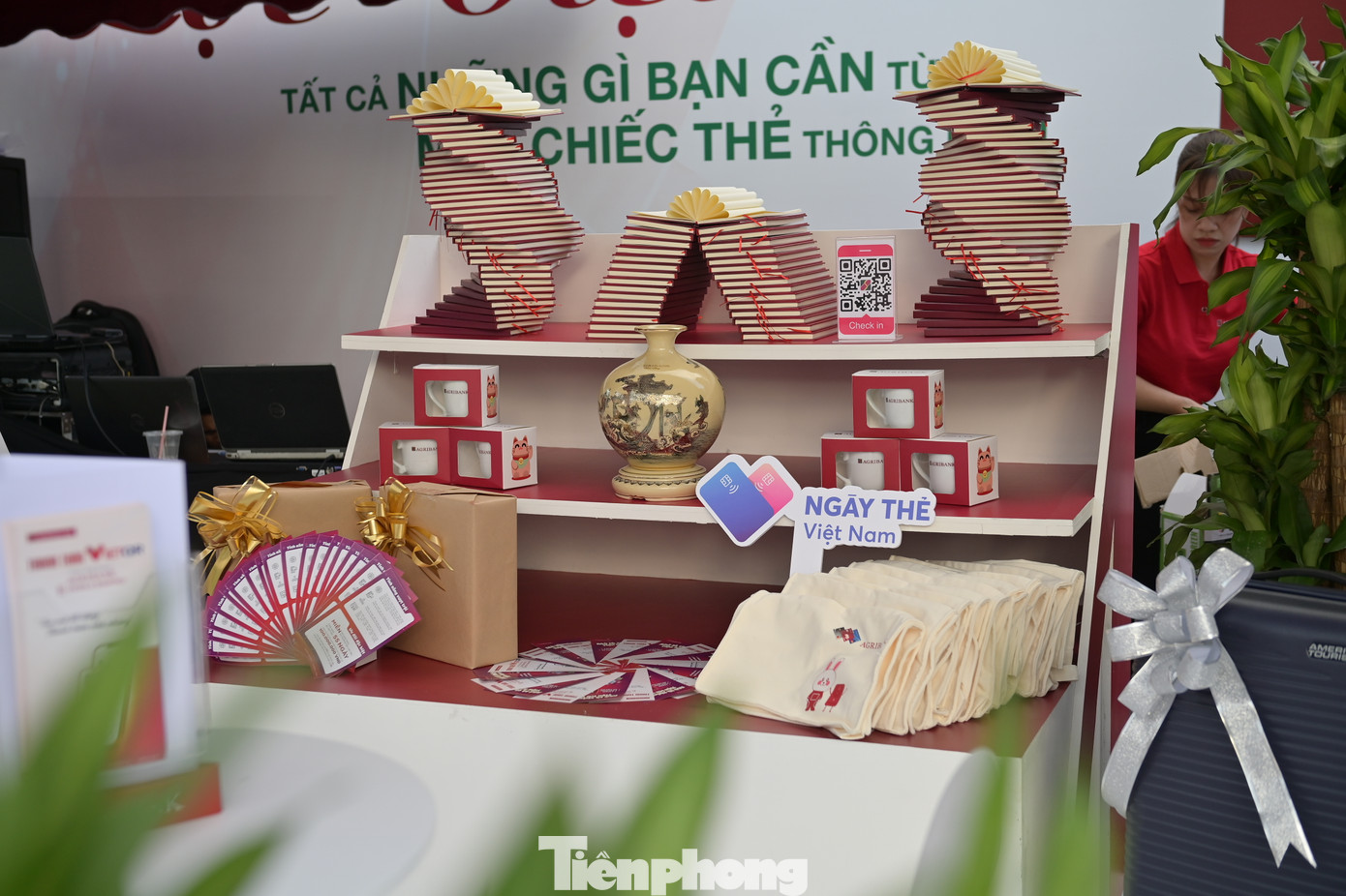 Bên cạnh trải nghiệm và mở thẻ, các khách hàng đến với gian hàng của Agribank tại Ngày thẻ Việt Nam 2023 - Sóng Festival còn nhận được rất nhiều quà tặng đặc biệt. Bên cạnh trải nghiệm và mở thẻ, các khách hàng đến với gian hàng của Agribank tại Ngày thẻ Việt Nam 2023 - Sóng Festival còn nhận được rất nhiều quà tặng đặc biệt.