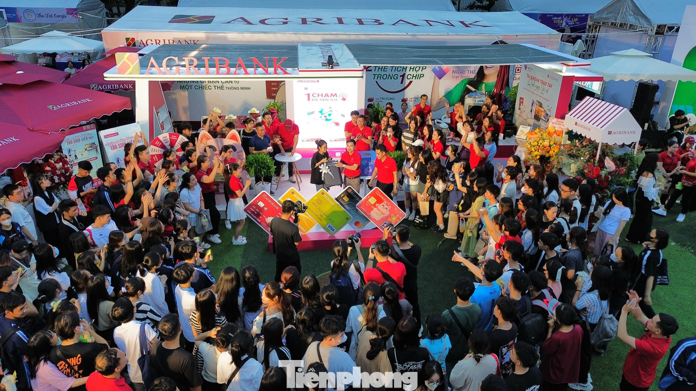 Gian hàng của Agribank được sinh viên đánh giá là một trong những gian hàng ấn tượng cũng như tập trung đông sinh viên mở thẻ nhất. Gian hàng của Agribank được sinh viên đánh giá là một trong những gian hàng ấn tượng cũng như tập trung đông sinh viên mở thẻ nhất.