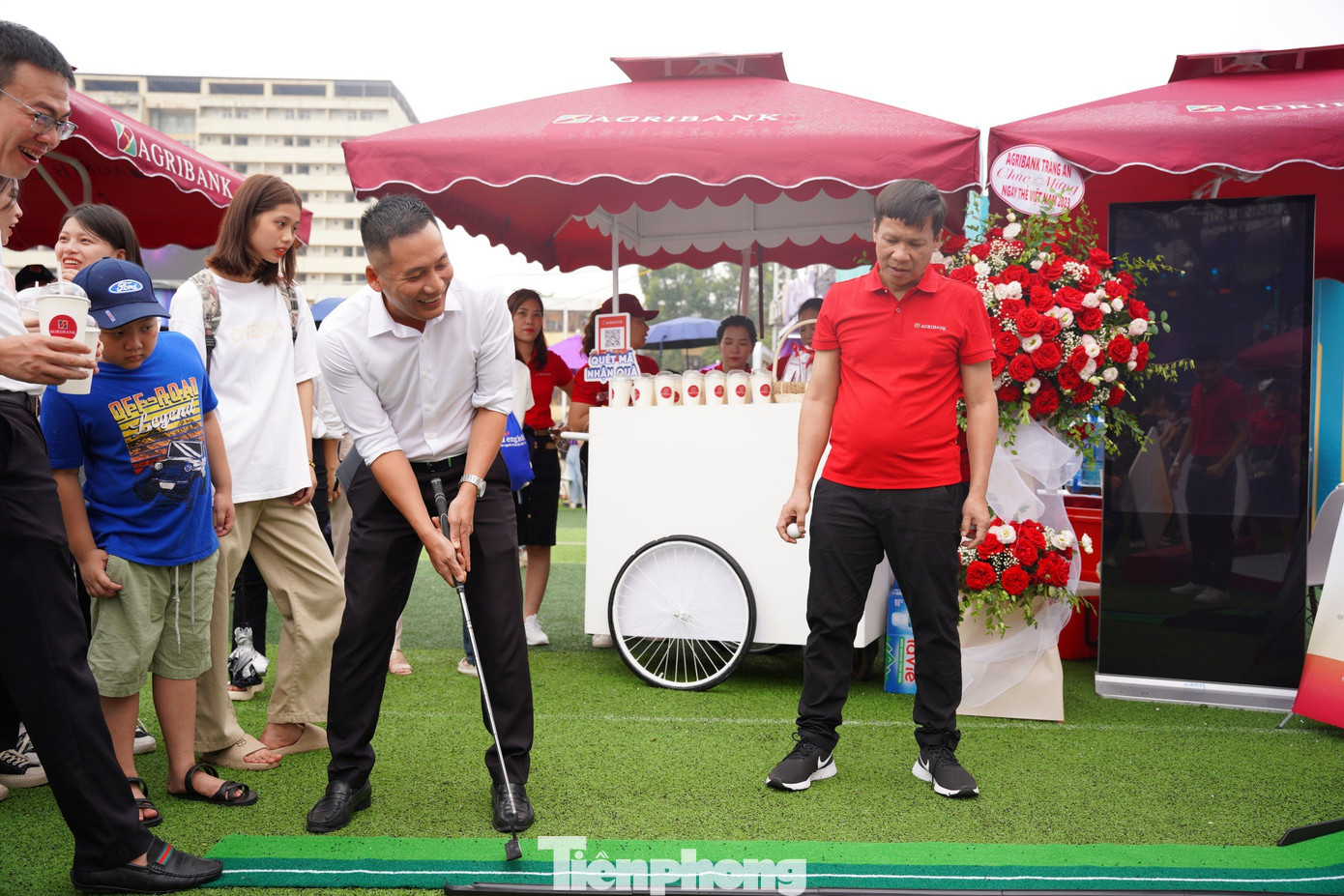 Những hình ảnh ấn tượng của lãnh đạo Agribank cùng các khách mời và các bạn sinh viên tại gian hàng của ngân hàng. Những hình ảnh ấn tượng của lãnh đạo Agribank cùng các khách mời và các bạn sinh viên tại gian hàng của ngân hàng.