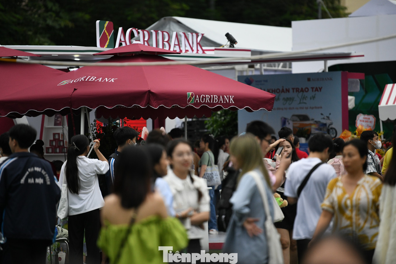 Theo đại diện Agribank, chỉ tính trong ngày 7/10, gian hàng của đơn vị đã có hơn 2.000 trải nghiệm. Theo đại diện Agribank, chỉ tính trong ngày 7/10, gian hàng của đơn vị đã có hơn 2.000 trải nghiệm.