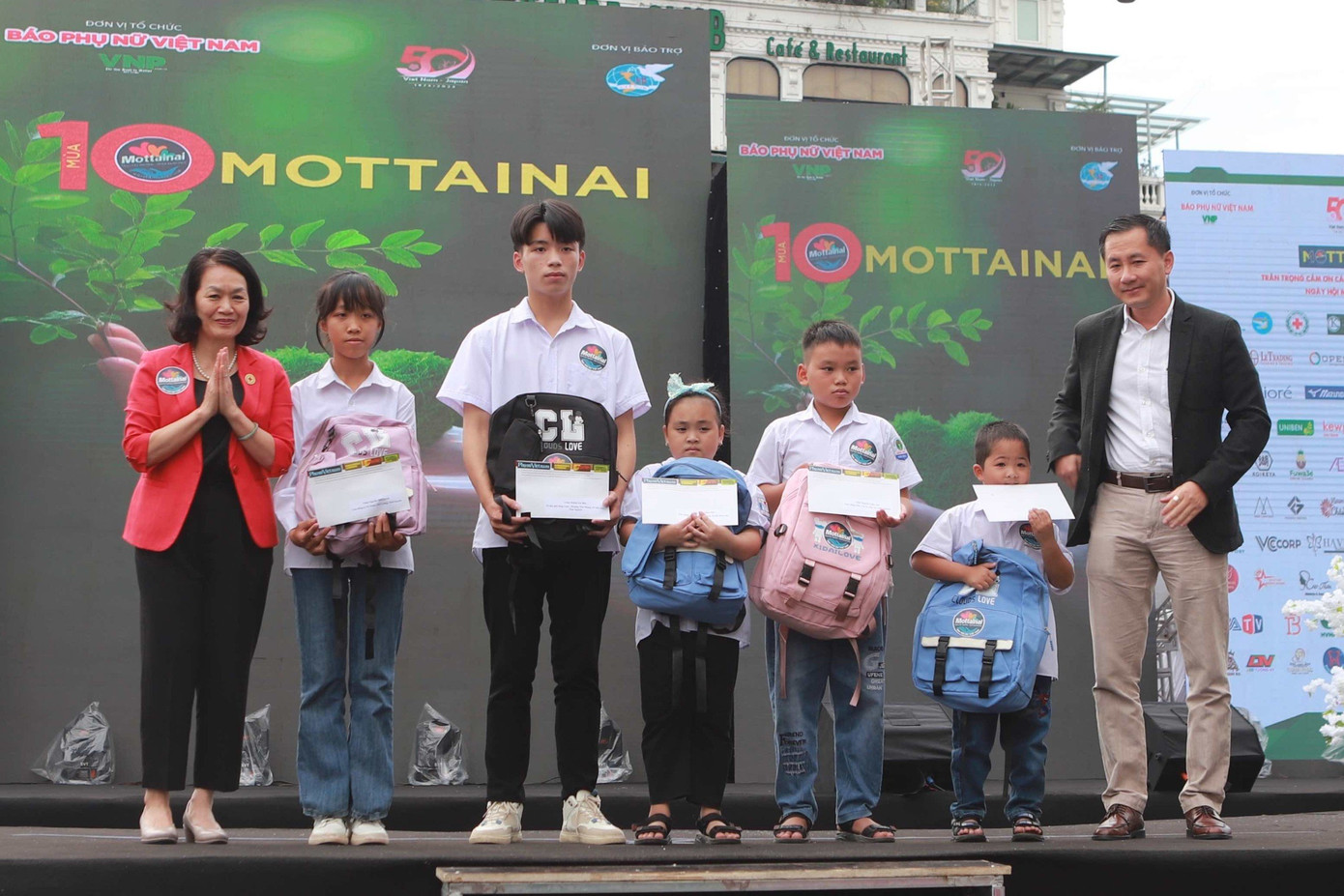 Chủ tịch Hội Chữ thập đỏ Bùi Thị Hòa trao học bổng cho các em học sinh mồ côi, bị ảnh hưởng bởi tai nạn giao thông tại sự kiện.