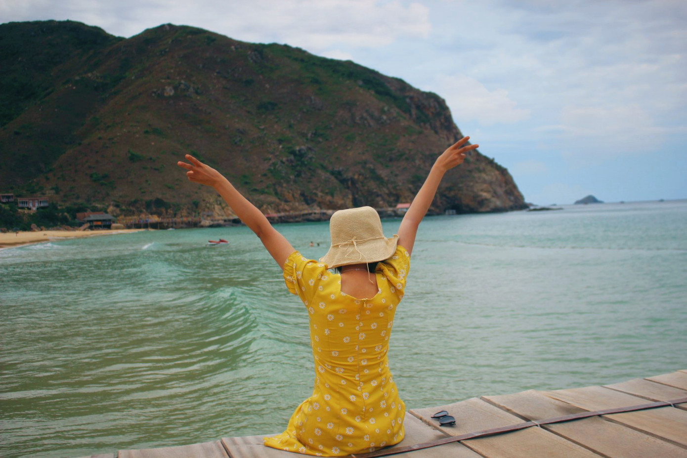 Từ xa, du khách có thể chiêm ngưỡng cảnh núi non hùng vĩ với những tầng cây xanh rợp mát hay những hàng dừa rủ bóng xuống triền cát mang theo vẻ đẹp mộng mơ, đầy quyến rũ.