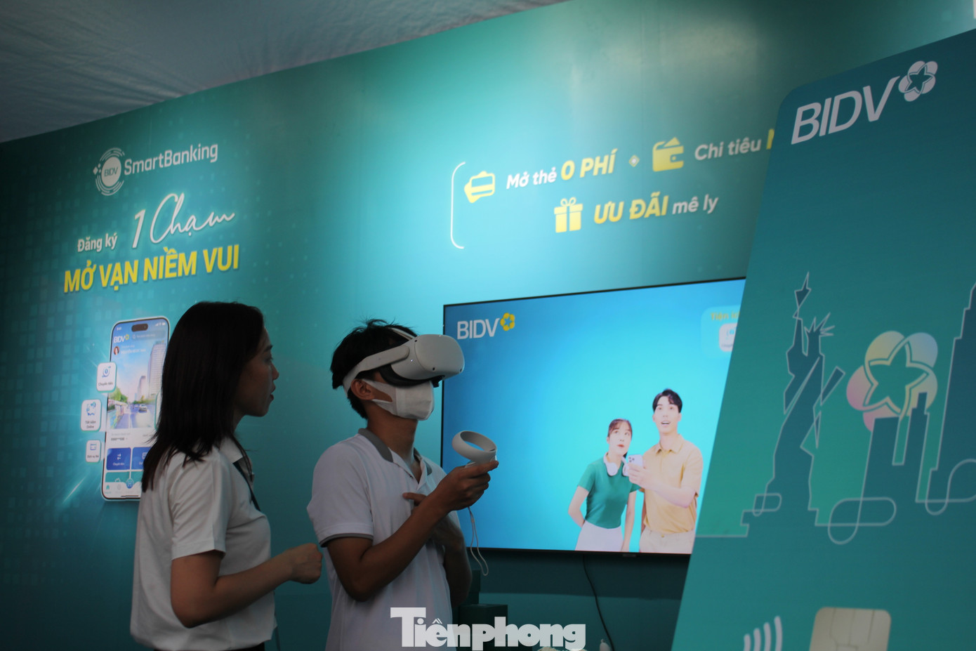 Ngoài ra, gian hàng BIDV tại Ngày thẻ Việt Nam 2023 - Sóng Festival còn bố trí trò chơi “Tìm thẻ trong thành phố 3D” (tìm 01 thẻ bất kỳ trong thành phố trong vòng 2 phút) với quà tặng là những món quà xinh xắn và thiết thực. Ngoài ra, gian hàng BIDV tại Ngày thẻ Việt Nam 2023 - Sóng Festival còn bố trí trò chơi “Tìm thẻ trong thành phố 3D” (tìm 01 thẻ bất kỳ trong thành phố trong vòng 2 phút) với quà tặng là những món quà xinh xắn và thiết thực.