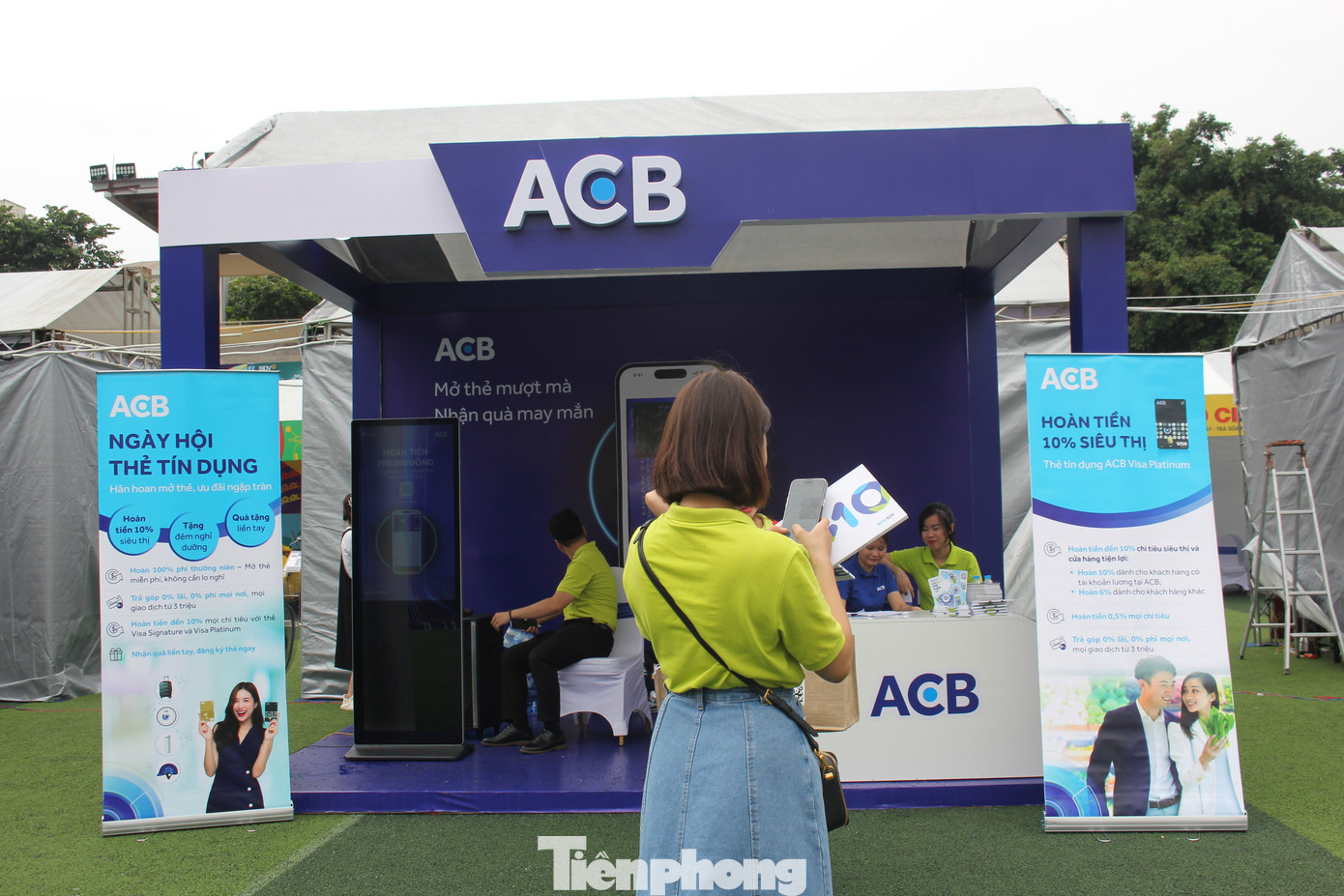 "Mở thẻ mượt mà, nhận quà may mắn" chính là thông điệp của gian hàng ACB tại sự kiện Ngày Thẻ Việt Nam 2023 - Sóng Festival. "Mở thẻ mượt mà, nhận quà may mắn" chính là thông điệp của gian hàng ACB tại sự kiện Ngày Thẻ Việt Nam 2023 - Sóng Festival.