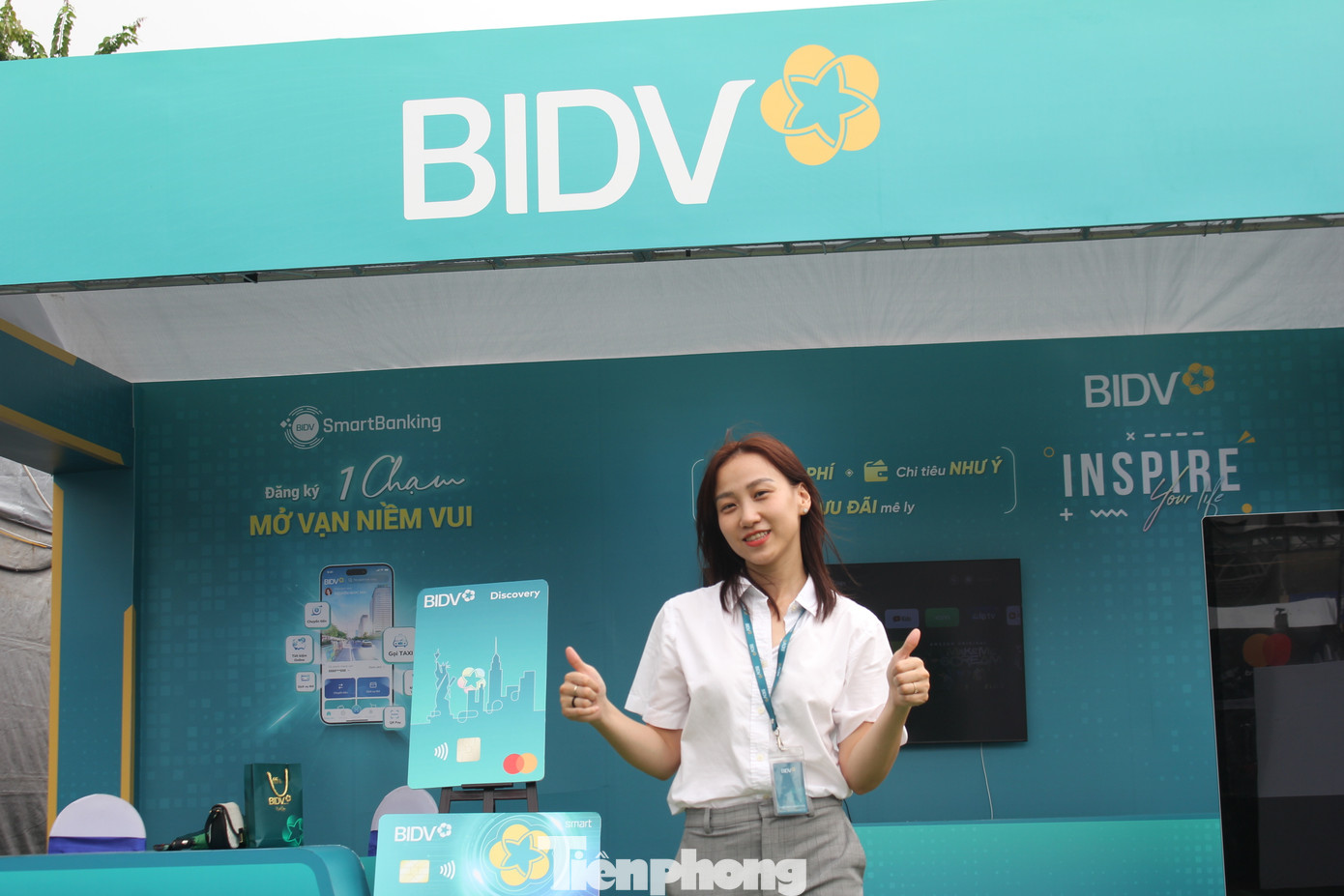 Đối với khách hàng tham quan gian hàng, chụp ảnh check in và share công khai trên trang Facebook cá nhân, gắn hashtag #BIDV #SmartBanking #NgayTheVN2023 sẽ được trải nghiệm quay số trúng thưởng (quét mã QR để quay số Online trên landingpage) để nhận đến 450 mã giảm giá VNPay VNPAY QR (có giá trị từ 30 -100 nghìn đồng). Đối với khách hàng tham quan gian hàng, chụp ảnh check in và share công khai trên trang Facebook cá nhân, gắn hashtag #BIDV #SmartBanking #NgayTheVN2023 sẽ được trải nghiệm quay số trúng thưởng (quét mã QR để quay số Online trên landingpage) để nhận đến 450 mã giảm giá VNPay VNPAY QR (có giá trị từ 30 -100 nghìn đồng).